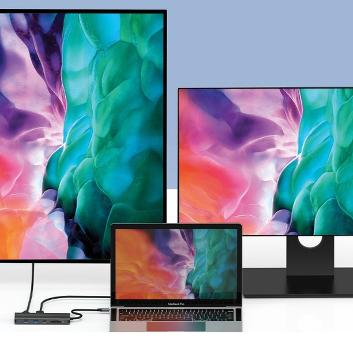 Laptop, monitor i większy wyświetlacz podłączone do koncentratora.