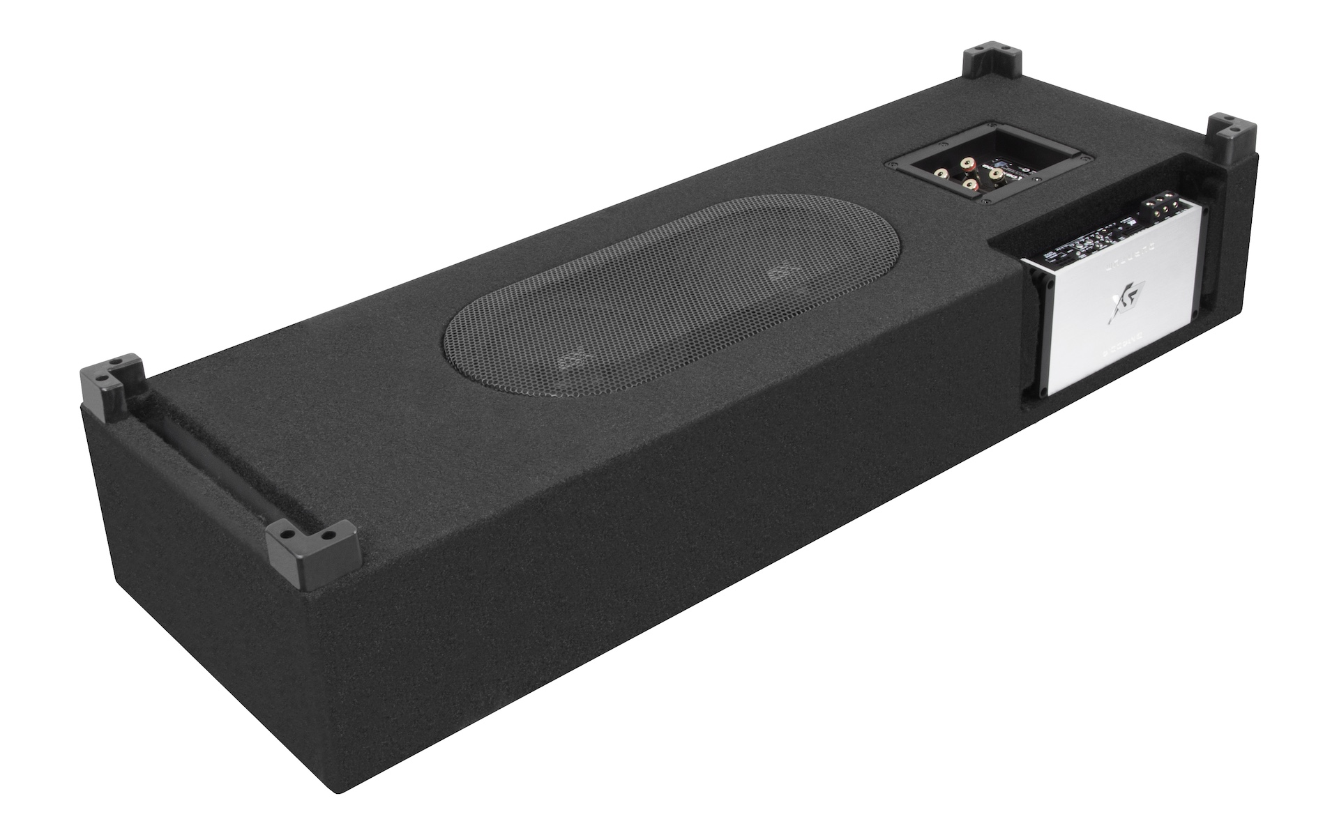 Schwarze Subwooferbox mit Lautsprecher, Verstärker und Eingängen auf weißem Hintergrund.