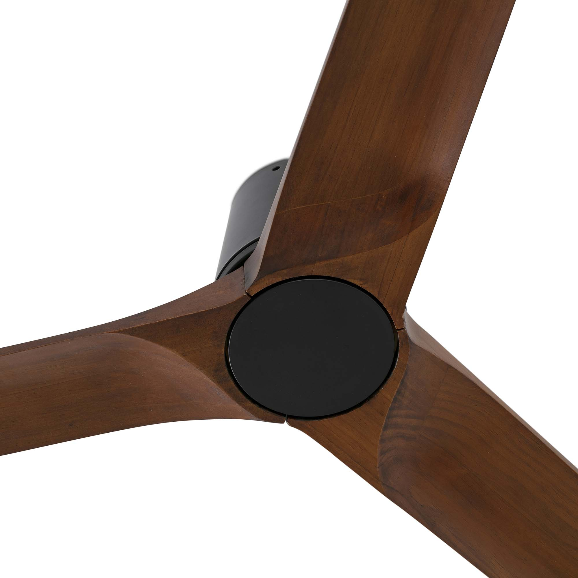 Deckenventilator, Nahaufnahme. Drei braune Holzblätter an einem schwarzen Motorgehäuse.