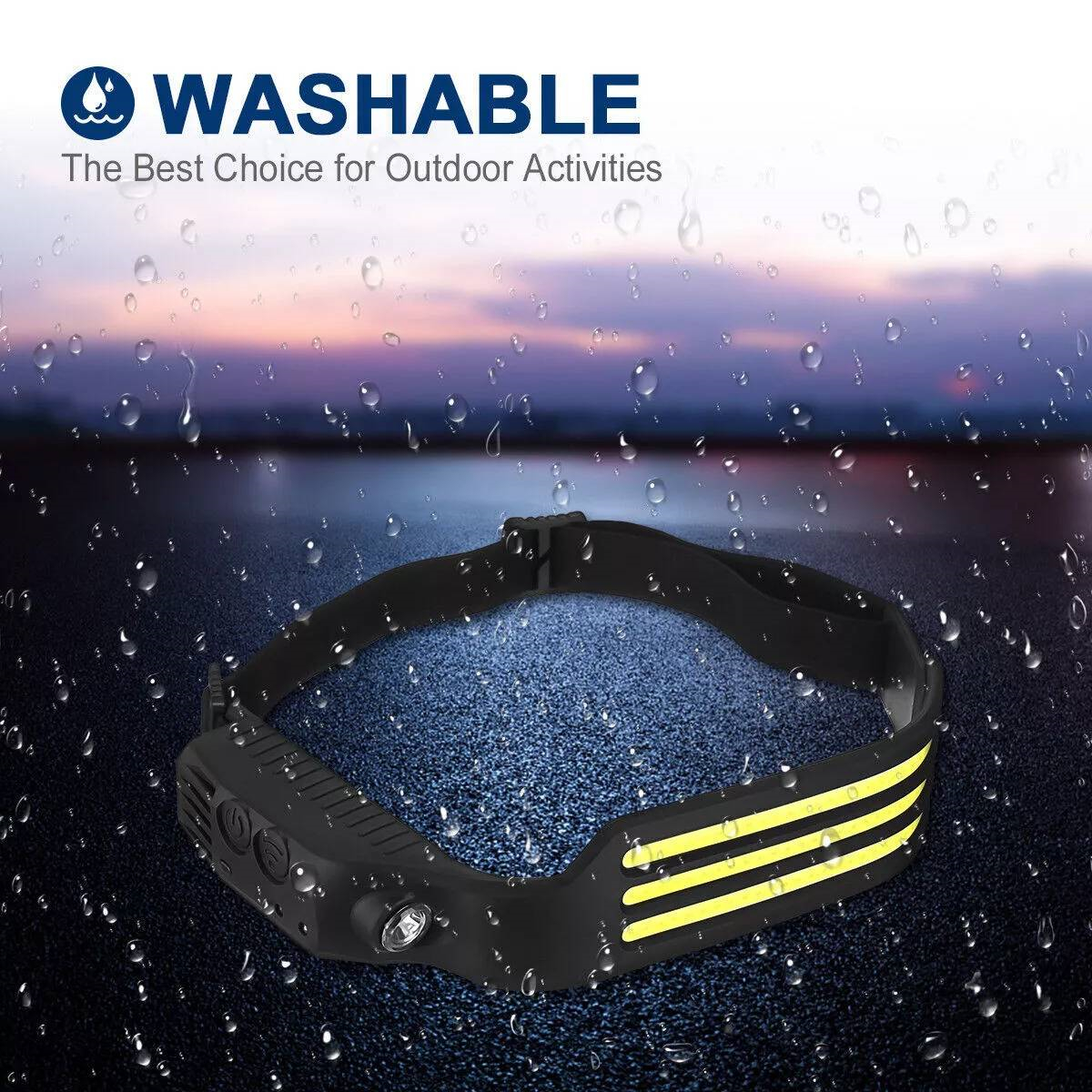 Schwarze Stirnlampe mit gelben Streifen, vor dunklem blau-grauen Outdoor-Hintergrund.