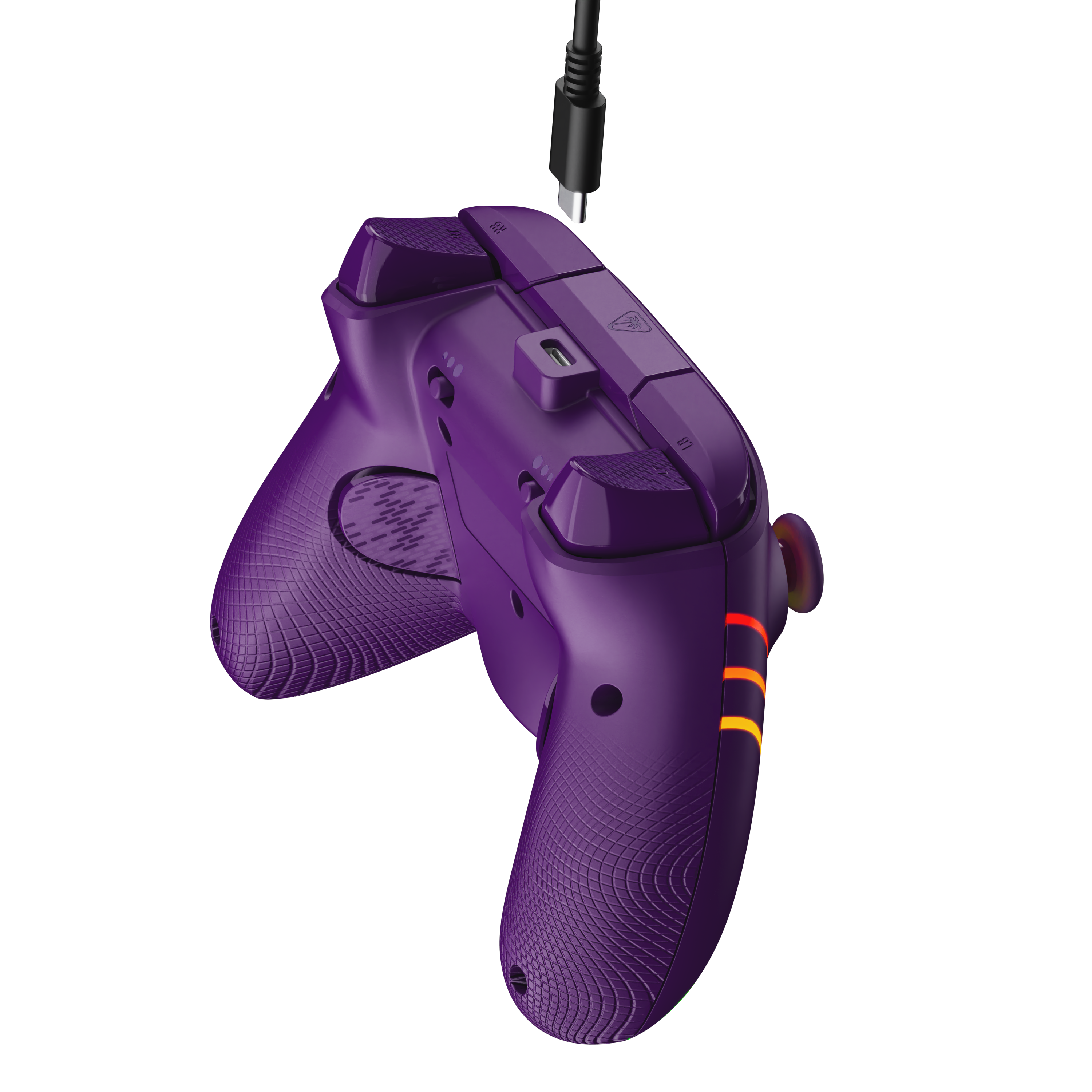 Fioletowy kontroler do gier z podłączonym kablem ładującym, czarne tło z pomarańczowymi i zielonymi światłami.