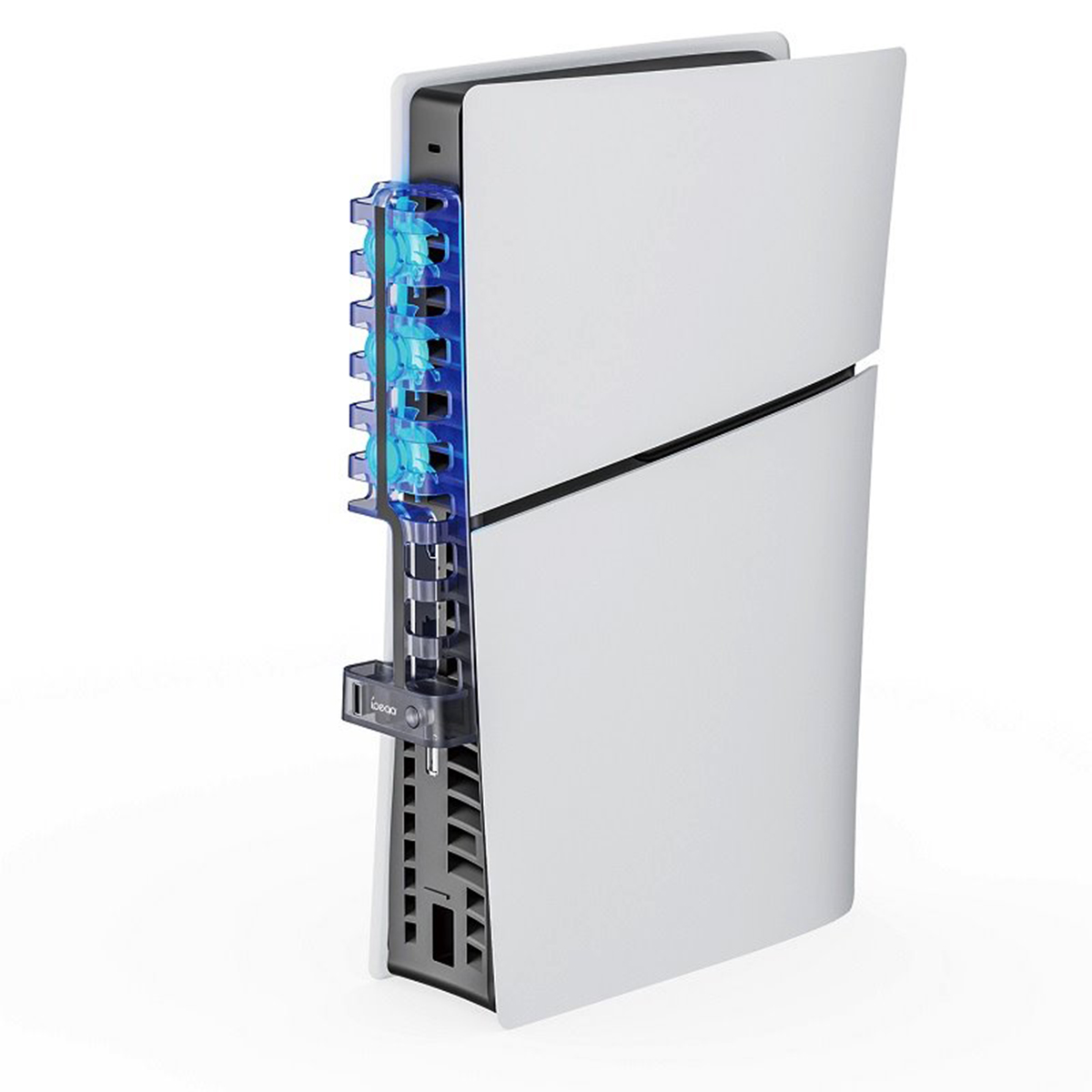 Una console PlayStation 5 bianca con un accessorio di luce blu. Lo sfondo è bianco.