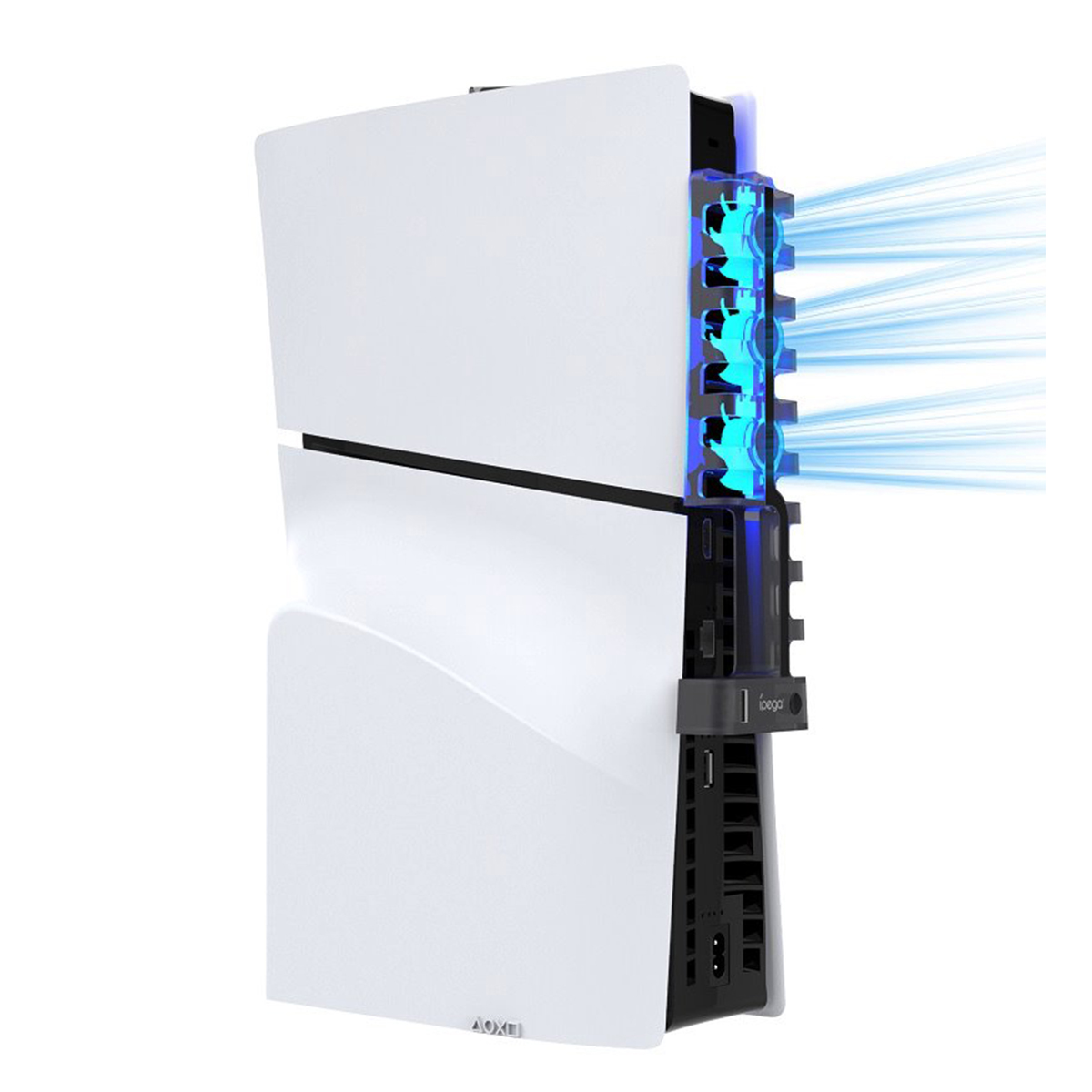 Una console PS5 bianca con un accessorio ventola a luce blu.