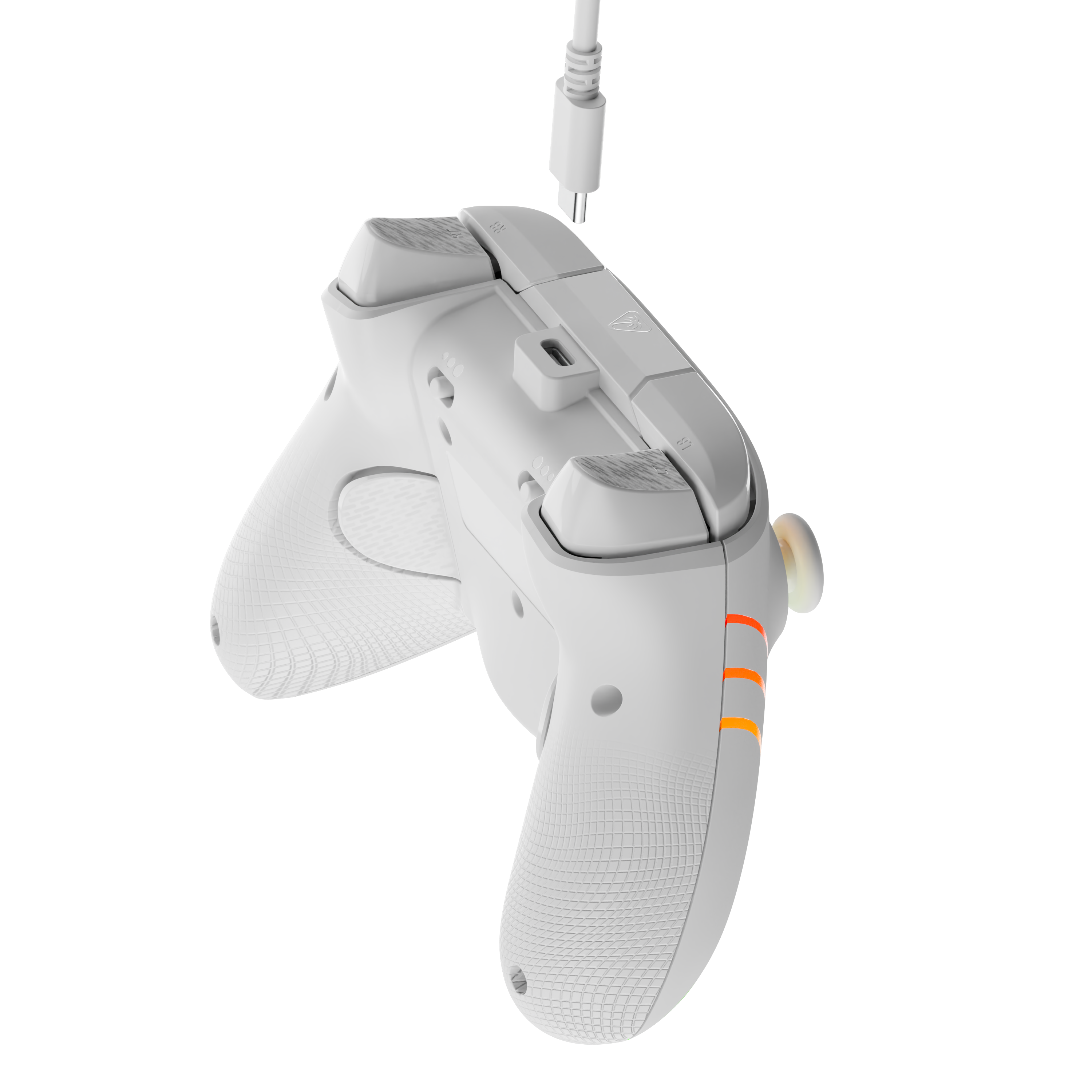 Controller di gioco bianco. Il controller è collegato a un cavo USB.