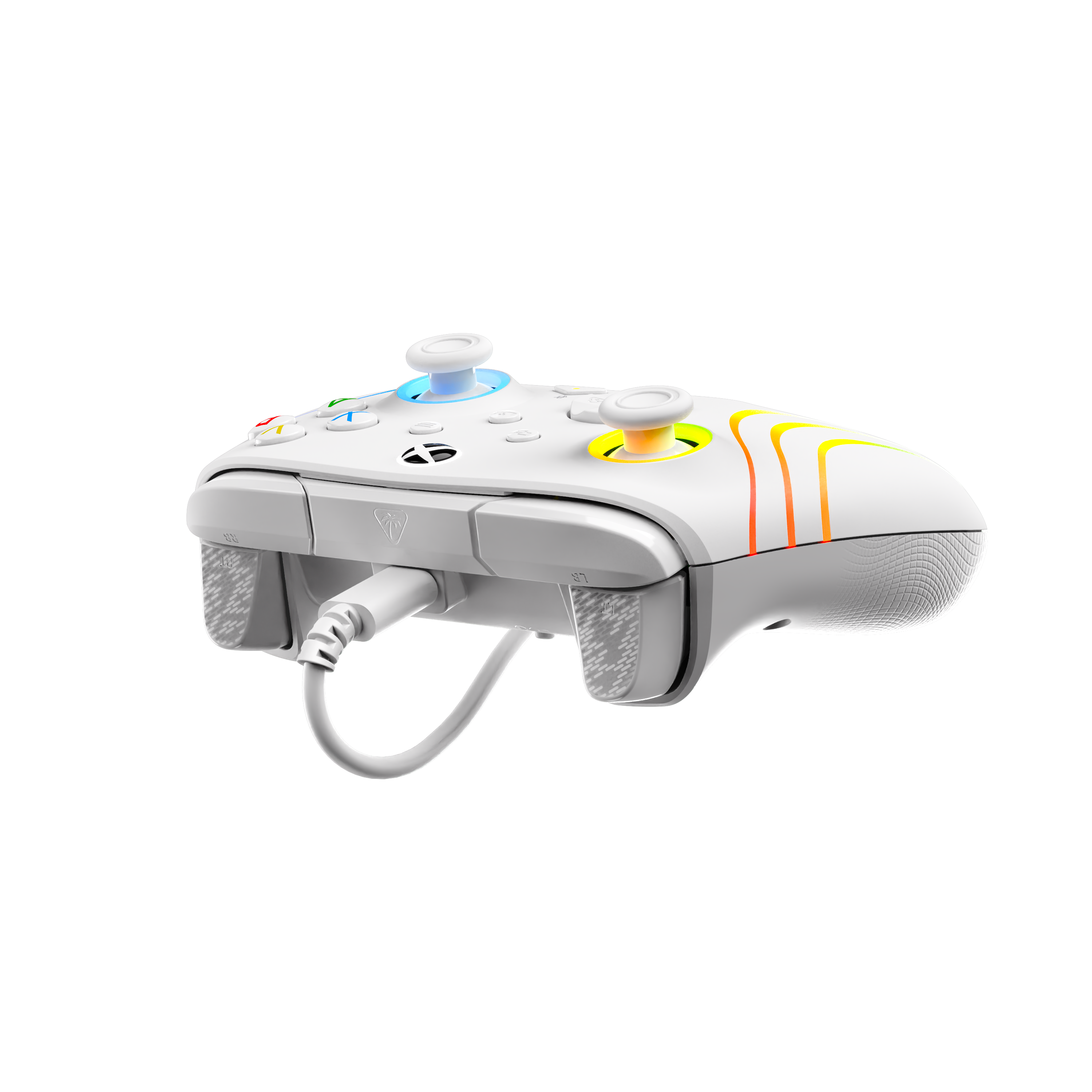 Controller di gioco bianco con pulsanti colorati. Ha un cavo USB collegato. Sfondo nero.
