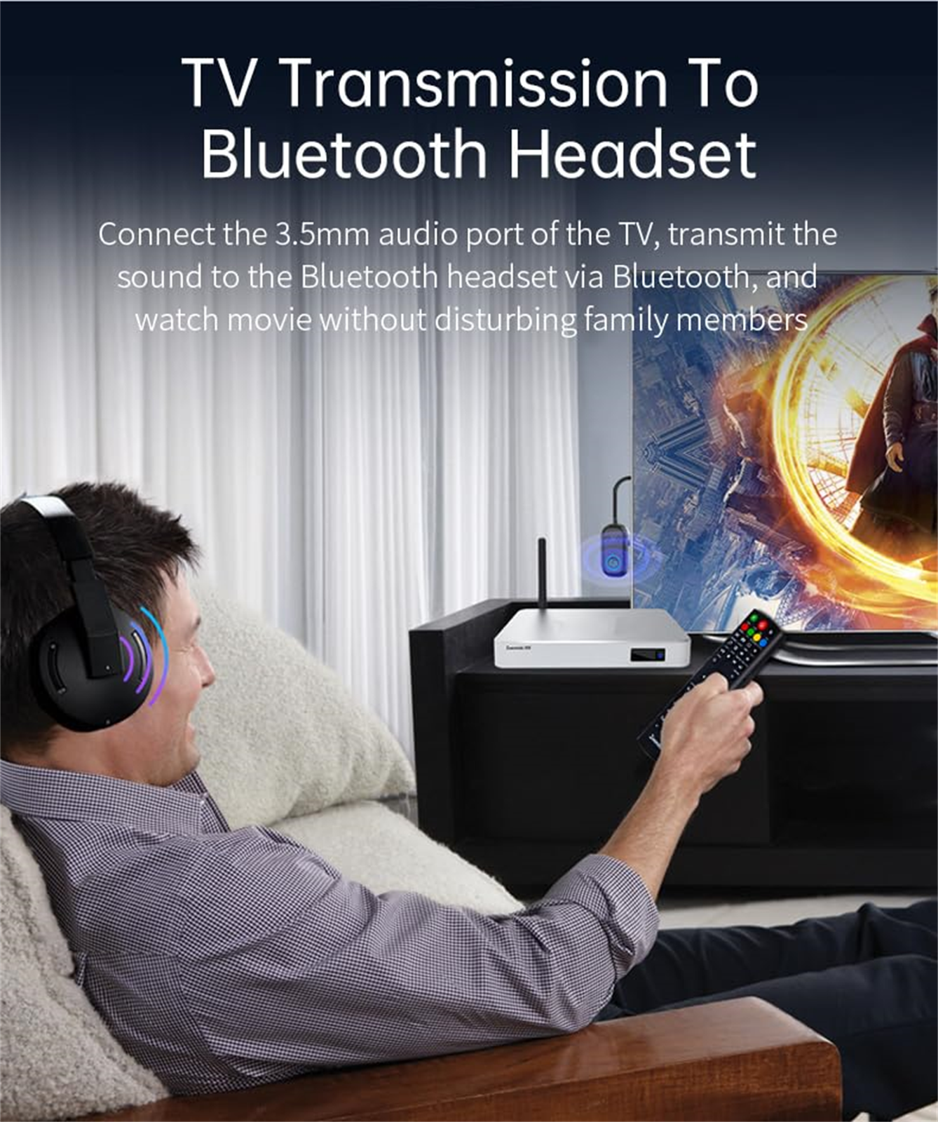 Ein Mann mit Kopfhörern sieht fern. Das Bild zeigt die Bluetooth-Verbindung mit einem Gerät.