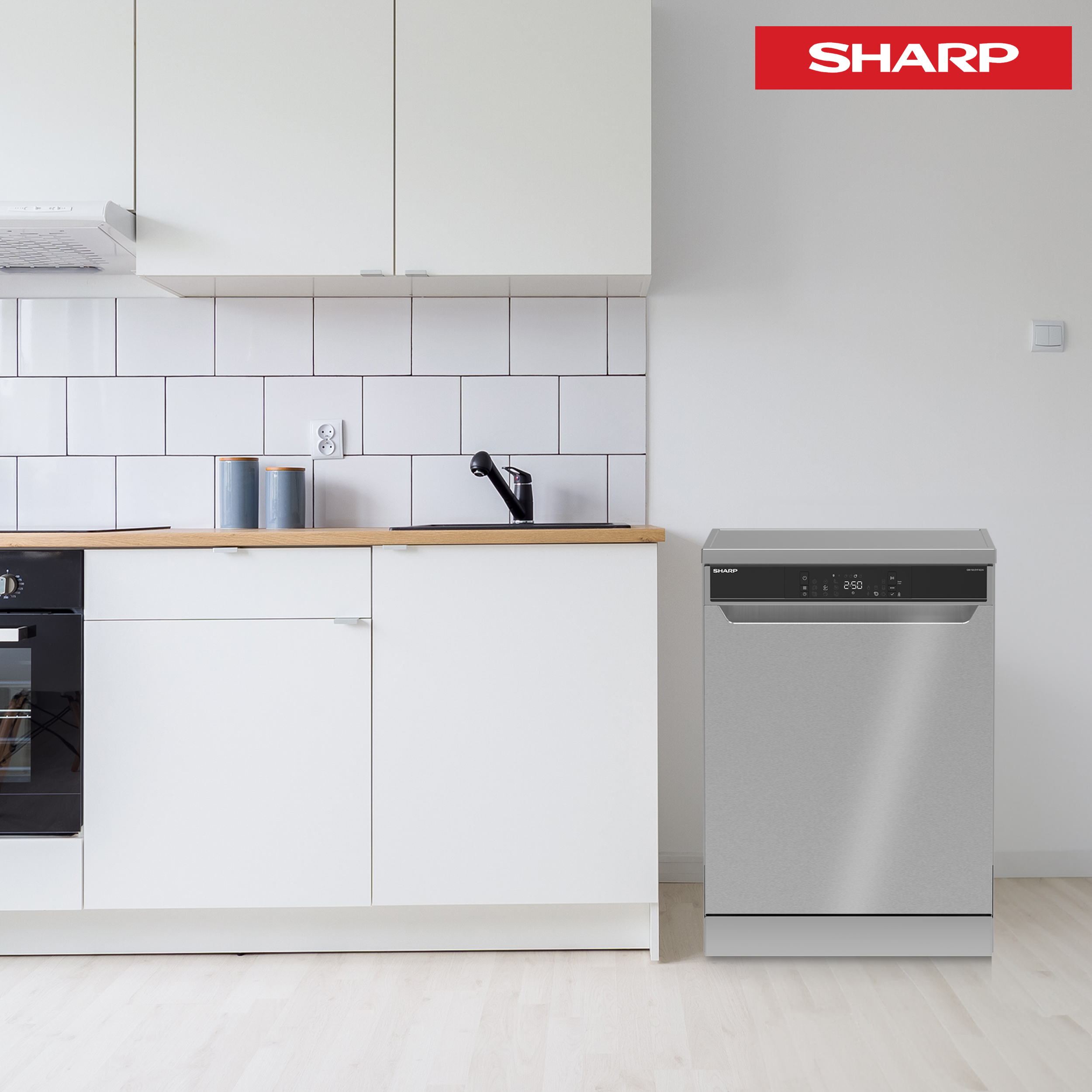Una cucina moderna con una lavastoviglie argentata. Il logo Sharp è visibile.