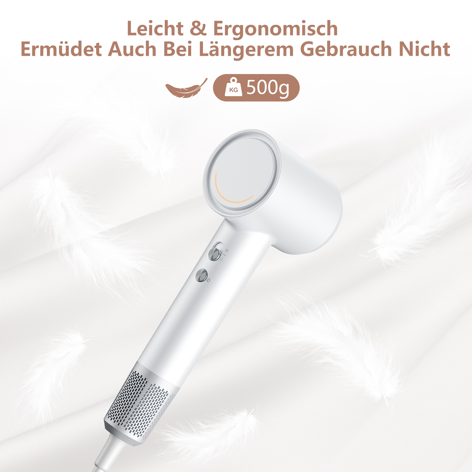 Weißer Haartrockner mit Text und Federn, die darum herumschweben, vor hellem Hintergrund.
