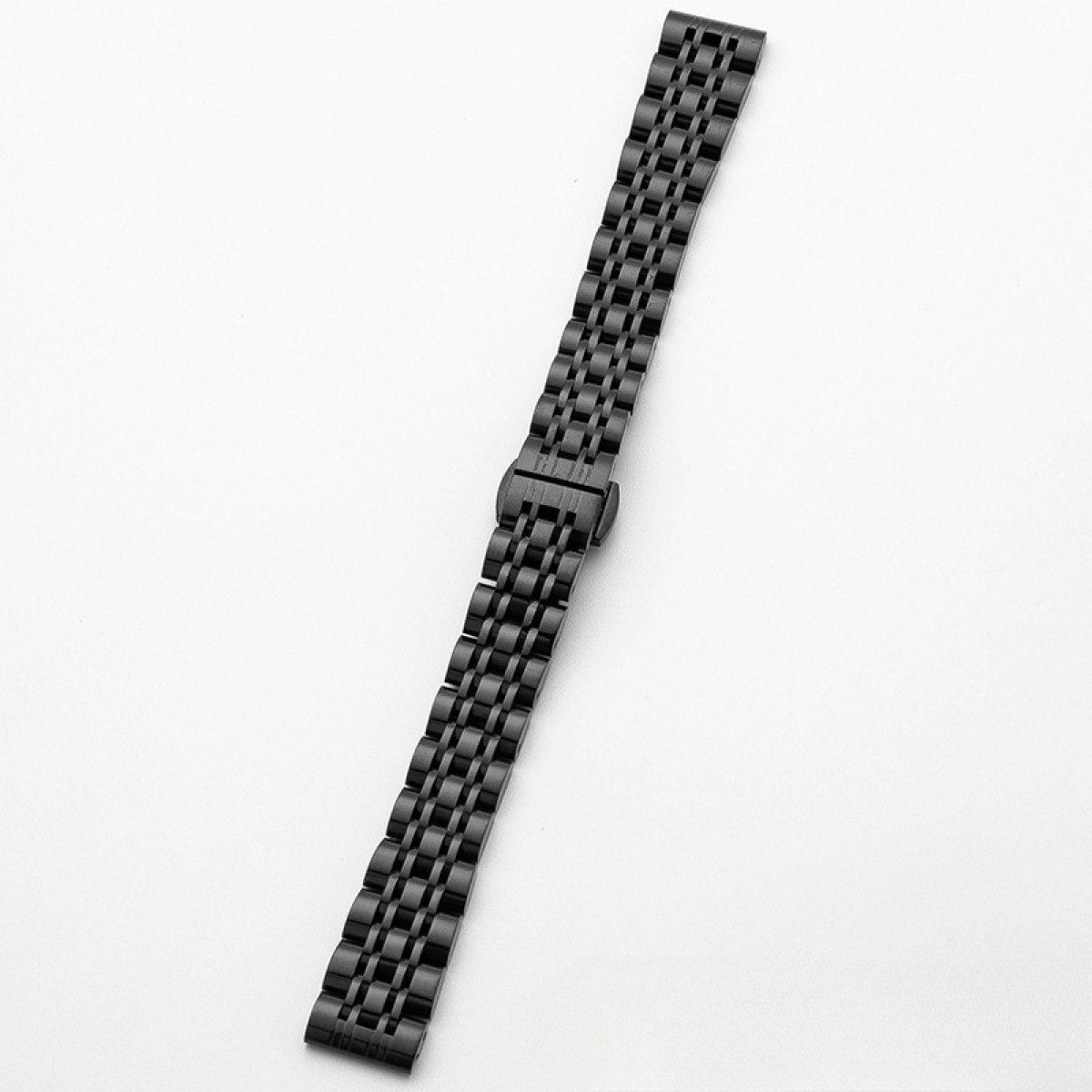 Schwarzes Uhrenarmband. Rechteckige Glieder. Weißer Hintergrund. Nahaufnahme.