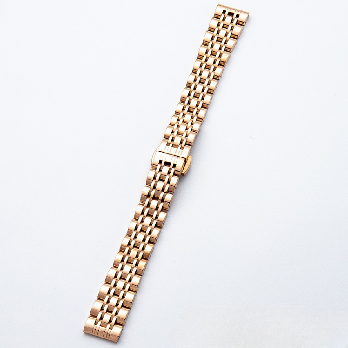 Roségoldenes Uhrenarmband. Das Armband besteht aus verbundenen kleinen Rechtecken. Weißer Hintergrund.