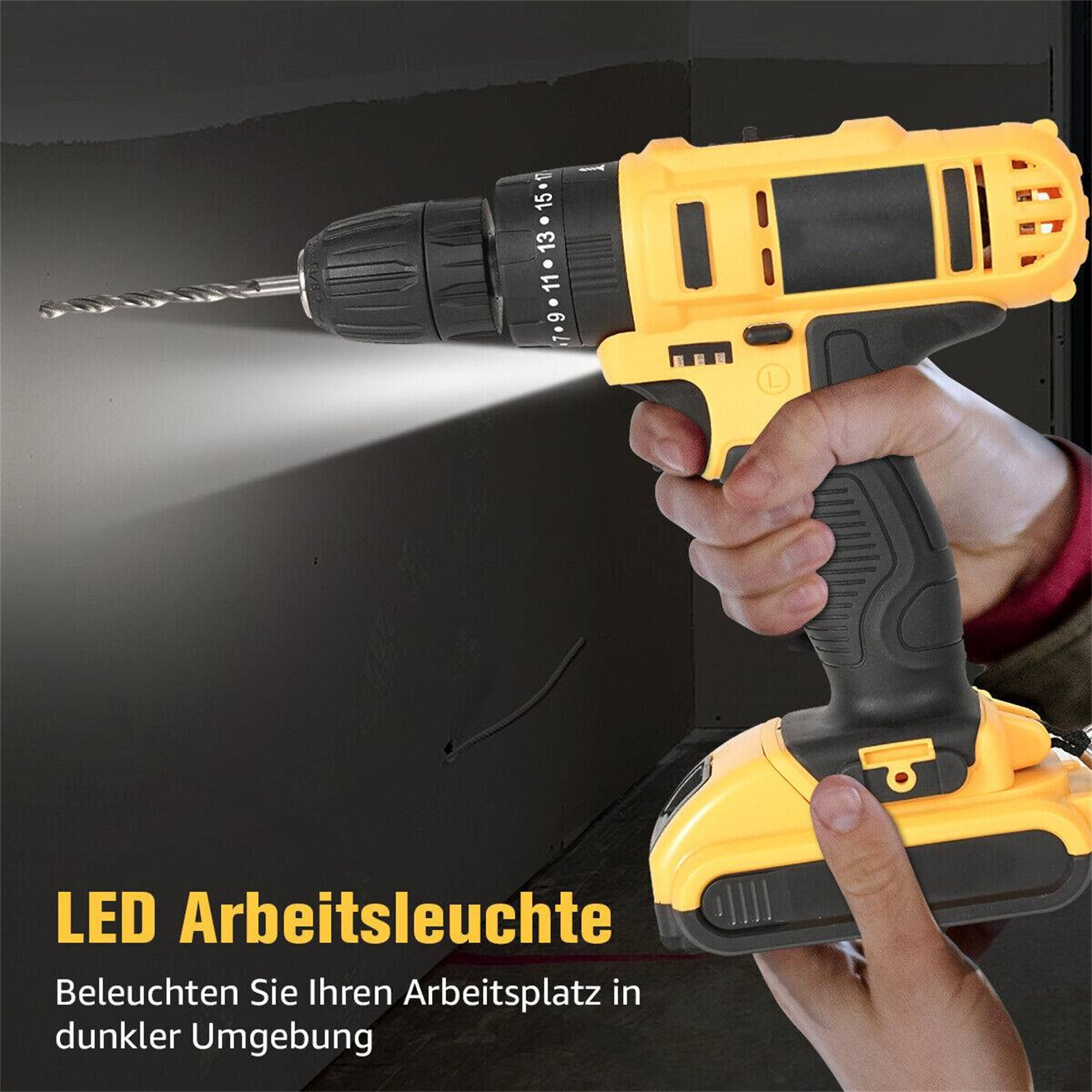 Gelb-schwarzer Akku-Bohrer, der in eine dunkle Oberfläche bohrt.