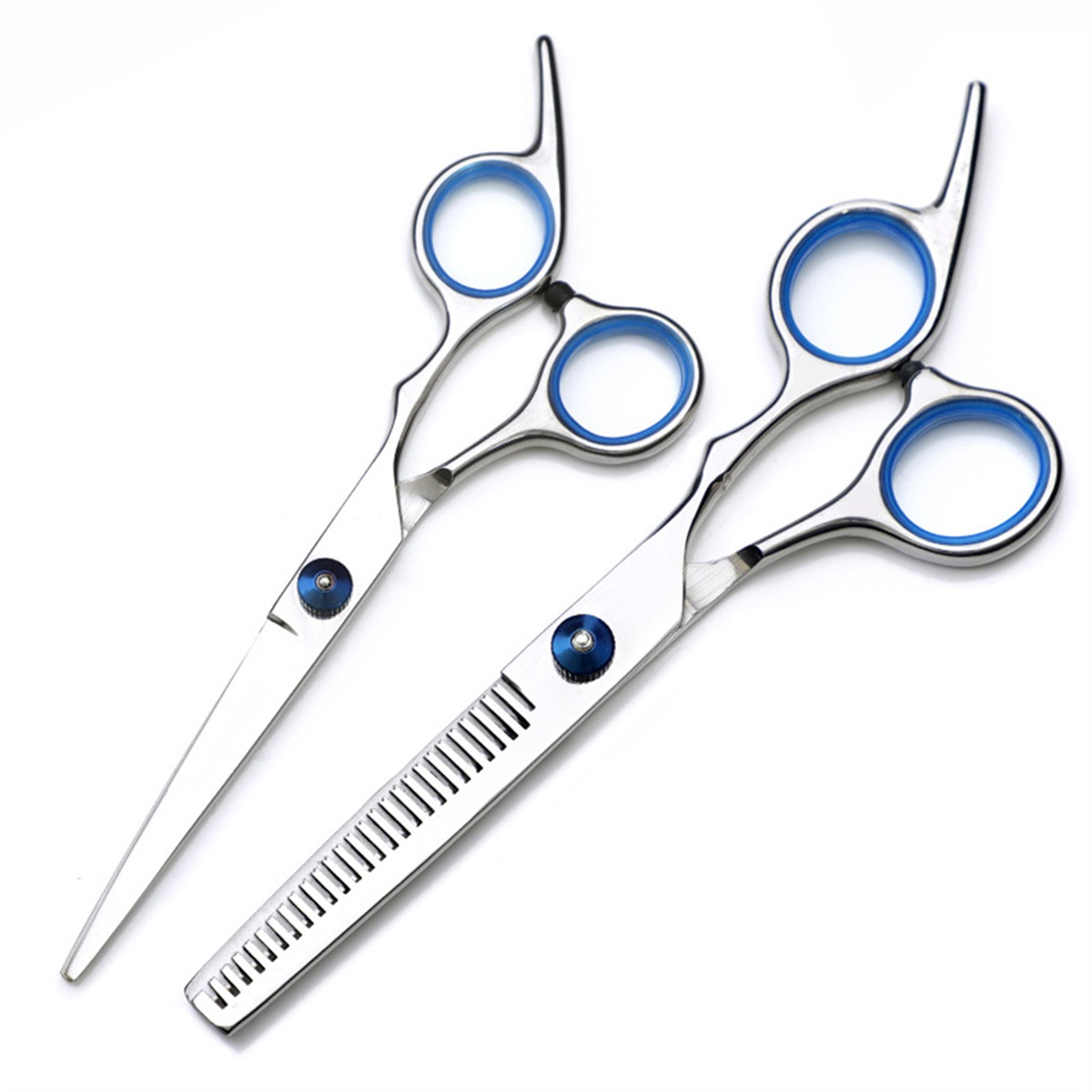 Zwei silberne Friseurscheren mit blauen Ringen auf weißem Hintergrund.