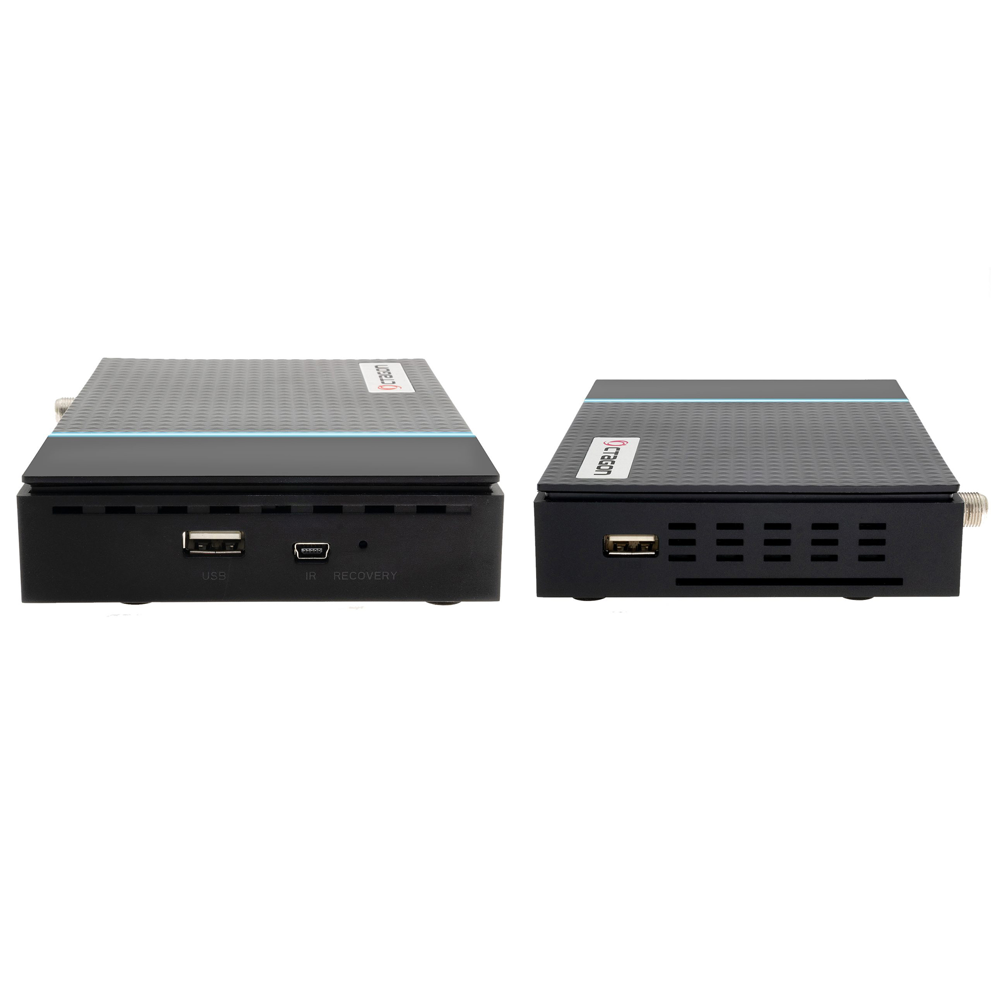 Zwei schwarze Set-Top-Boxen. Die Vorderseite zeigt USB- und andere Anschlüsse. Die Seiten sind schwarz.