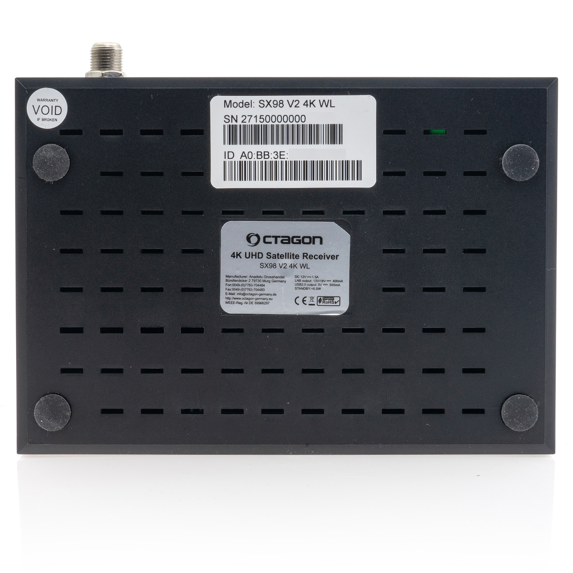 Schwarzer Satellitenreceiver mit Etiketten, Aufklebern und Seriennummer auf schwarzem Grund.