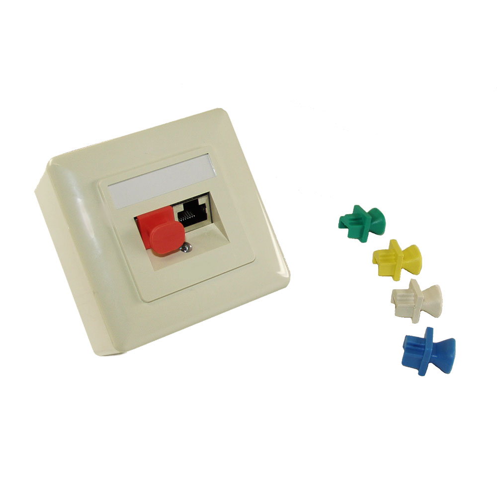 Elfenbein-Wandplatte mit rotem Knopf, RJ45-Anschluss und farbigen Kunststoffstopfen. Weißer Hintergrund.