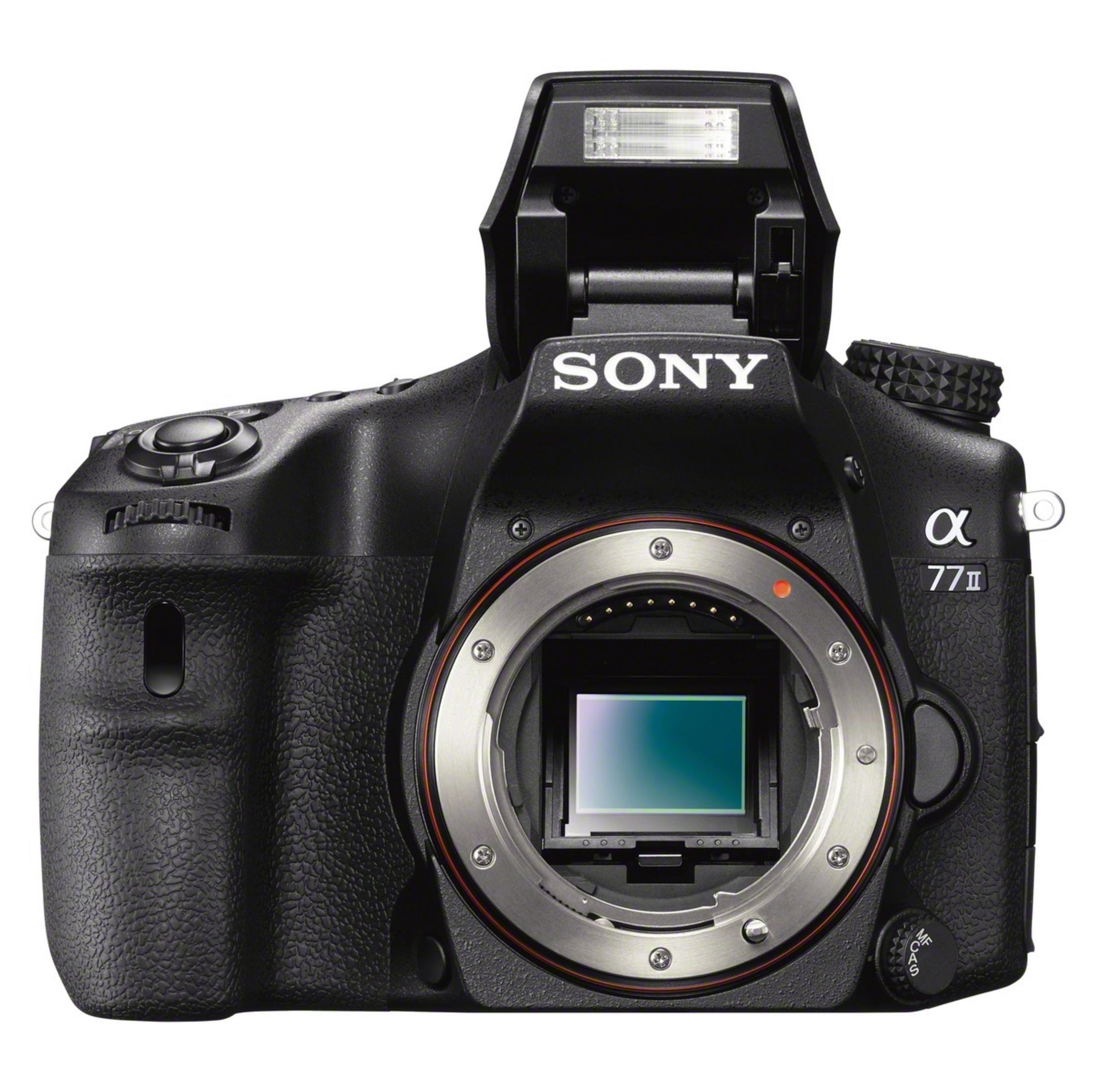 Eine schwarze Sony α77II Kamera mit silbernem Objektivanschluss und Blitz.