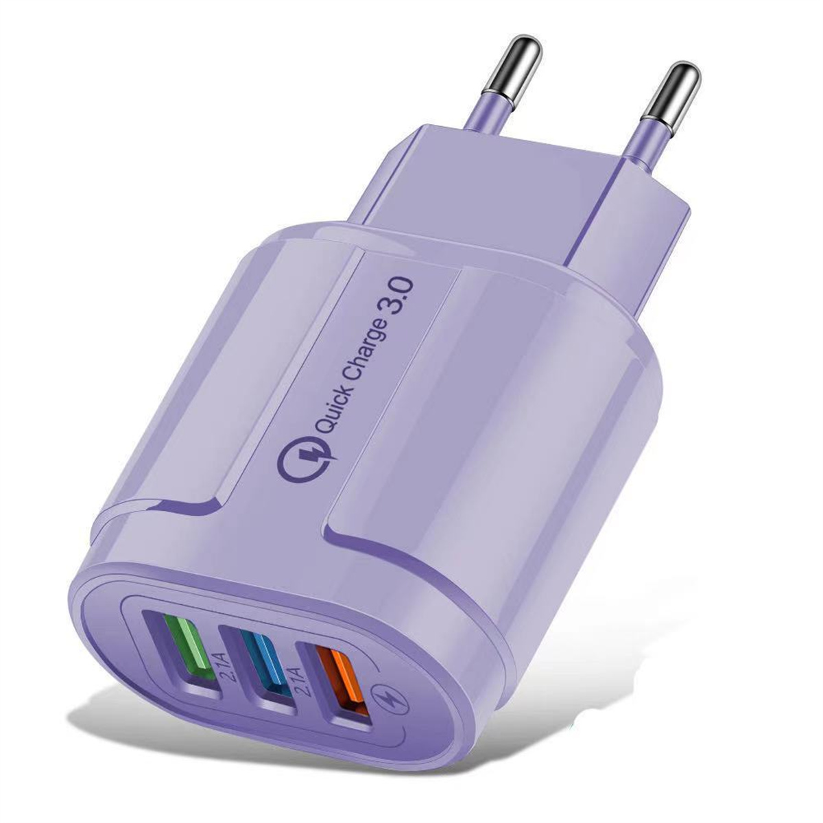 Lila Quick Charge 3.0 Ladegerät mit drei USB-Anschlüssen. Es hat zwei Stifte für die Stromversorgung.