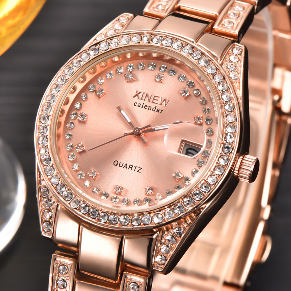 Eine roségoldene Armbanduhr mit Diamanten um das Zifferblatt.