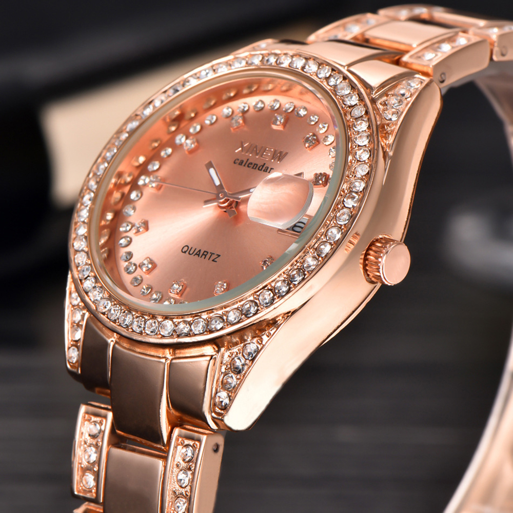 Roségoldene Uhr mit Diamanten um das Zifferblatt und das Armband, weißes Zifferblatt und schwarze Zeiger.