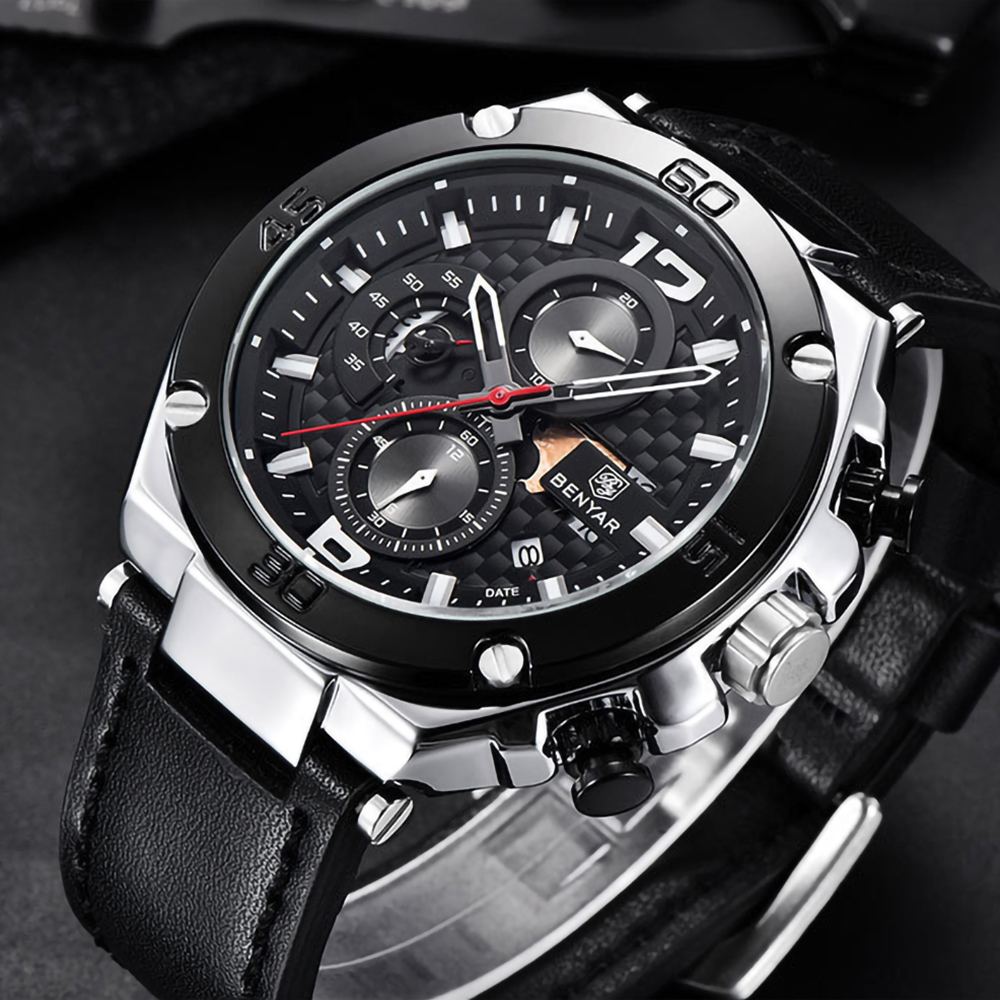Schwarze und silberne Benyar-Uhr mit schwarzem Armband, die die Zeit anzeigt.