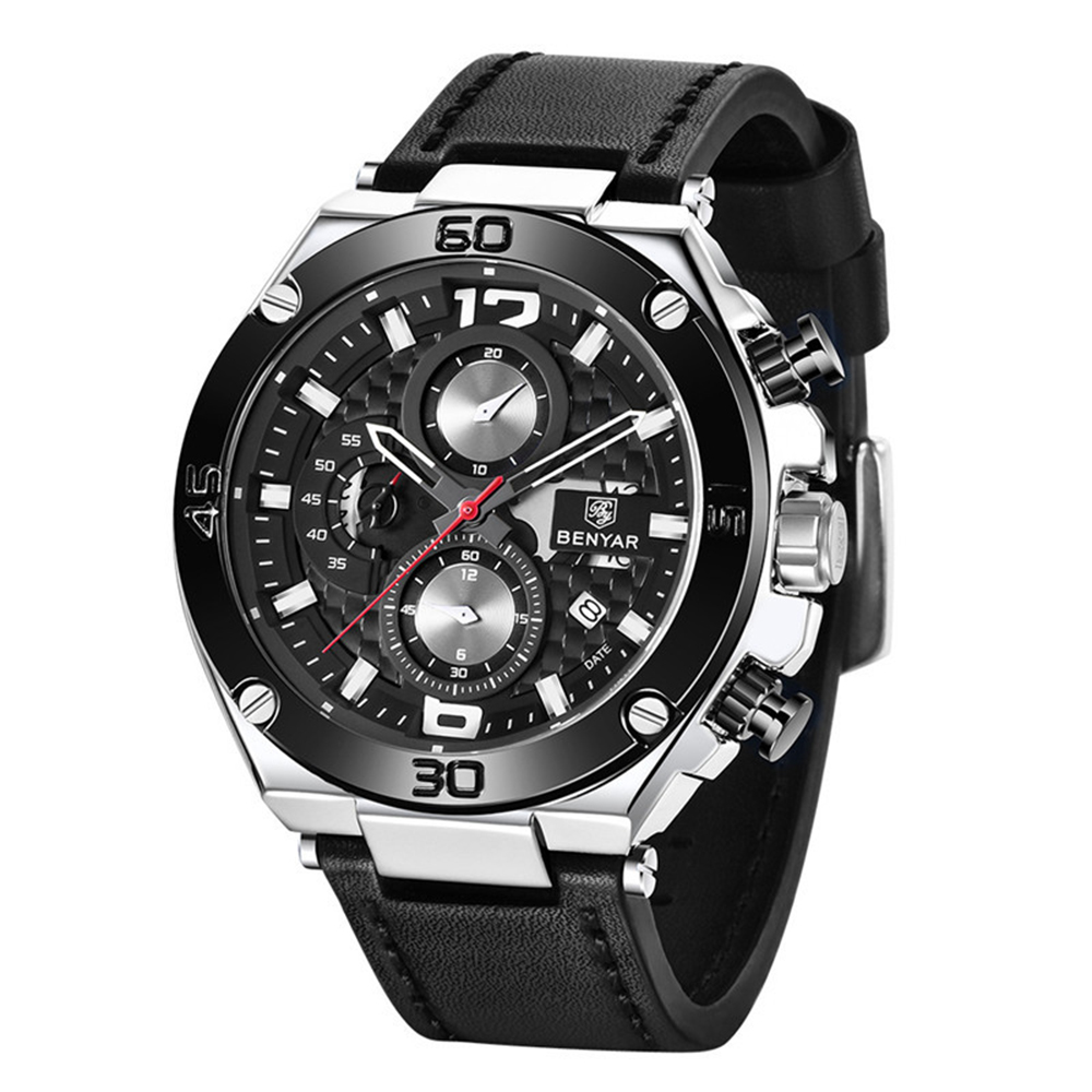 Eine schwarze Uhr mit einem schwarzen Lederarmband. Die Uhr hat ein silbernes Gehäuse und weiße Markierungen.