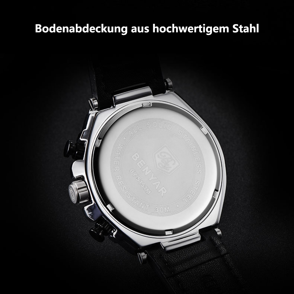 Uhrenrückseite einer silbernen Uhr mit schwarzem Lederarmband, Markennamen und Details.
