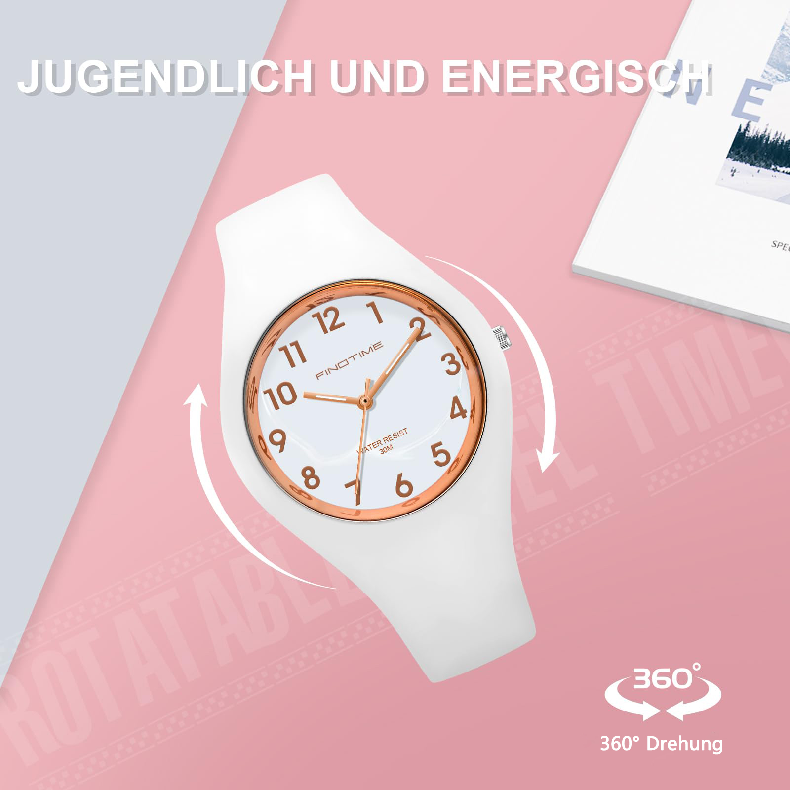 Weiße Uhr mit goldenen Details, mit sich drehenden Pfeilen. Pinker Hintergrund mit Worten darauf.