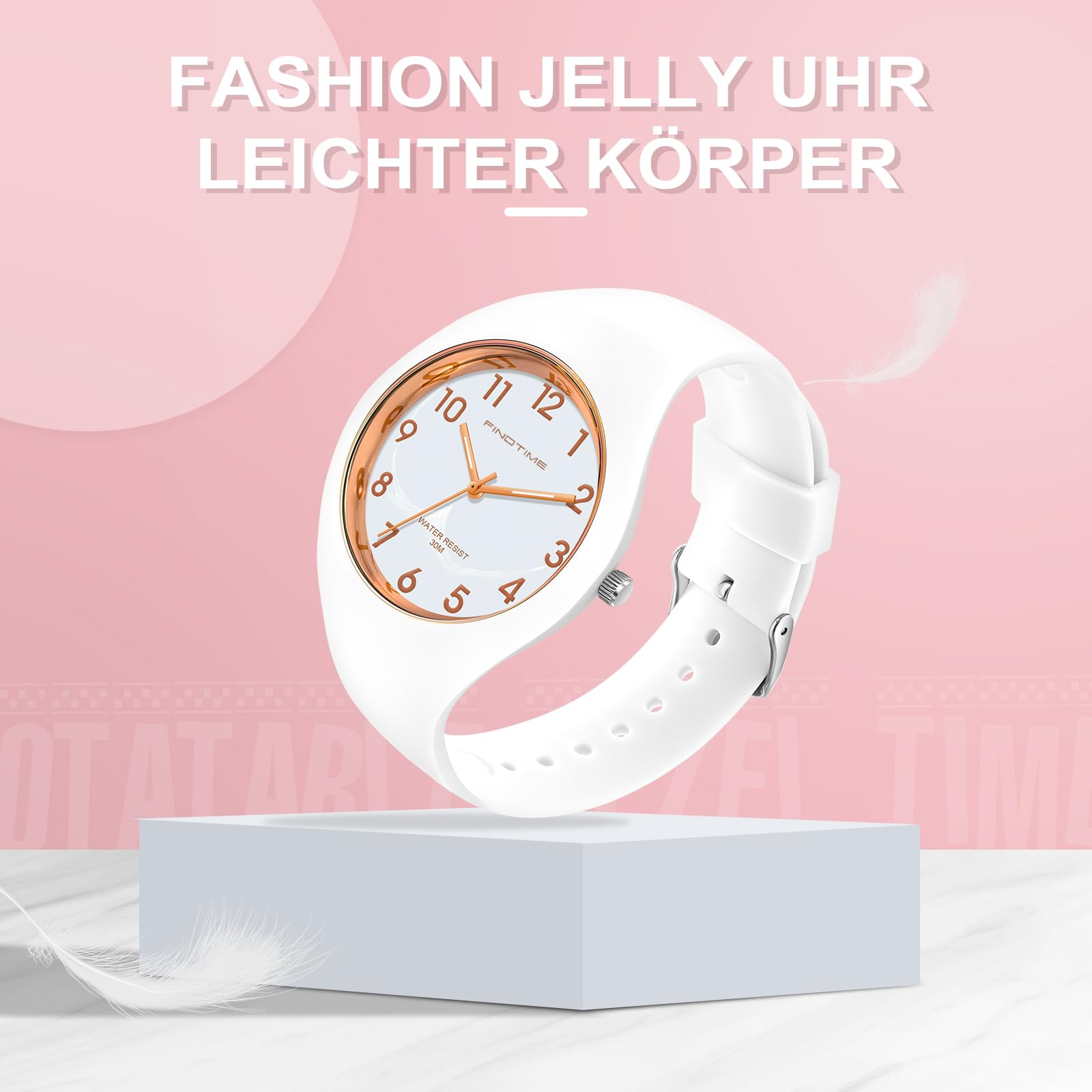Weiße Uhr mit goldenen Details und weißem Armband. Sie steht auf einer weißen Plattform. Der Hintergrund ist rosa.