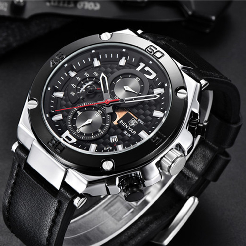 Schwarz-silberne Armbanduhr mit schwarzem Zifferblatt und roten Akzenten, schwarzes Lederarmband.