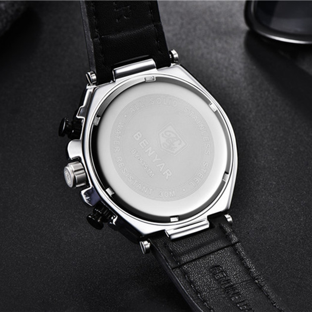 Rückseite einer silber-schwarzen Benyar-Uhr mit schwarzem Lederarmband.