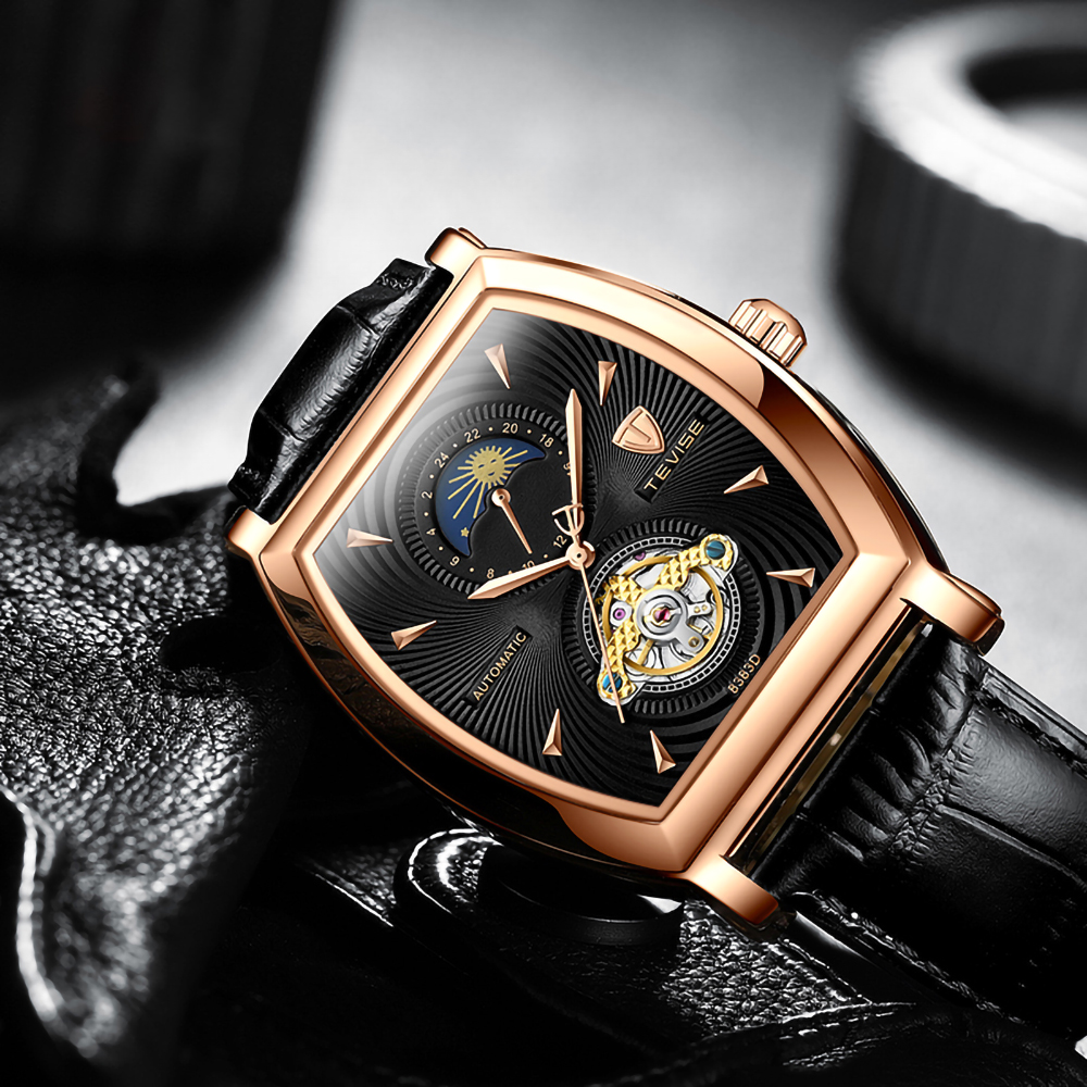 Goldene und schwarze Uhr mit Lederarmband und detailliertem Zifferblatt.