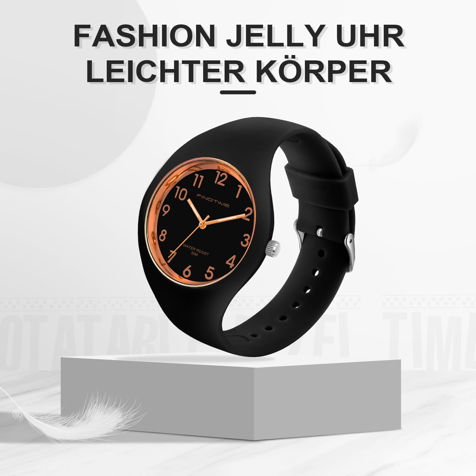 Eine schwarze Uhr auf einer weißen Plattform mit Text über Mode und Design.