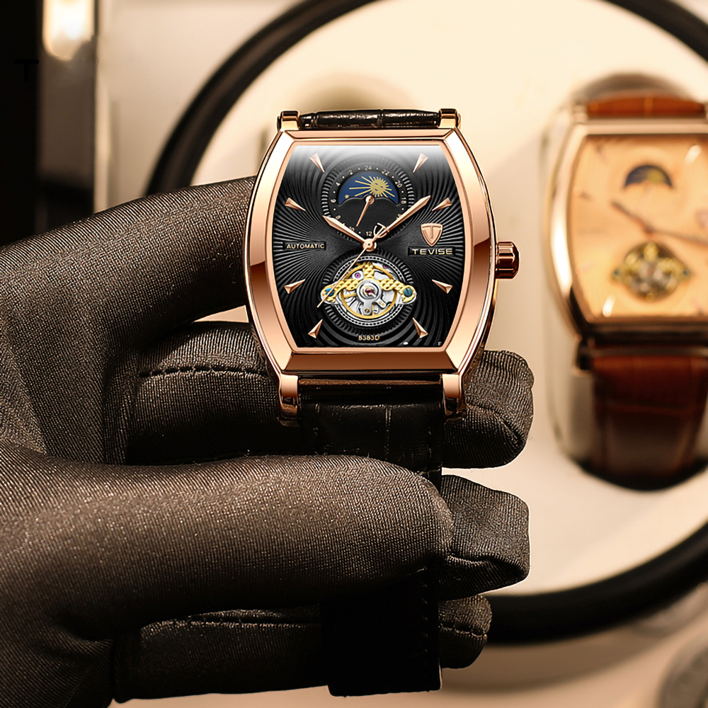 Nahaufnahme einer luxuriösen goldenen Uhr mit schwarzem Zifferblatt, an einer schwarz behandschuhten Hand.