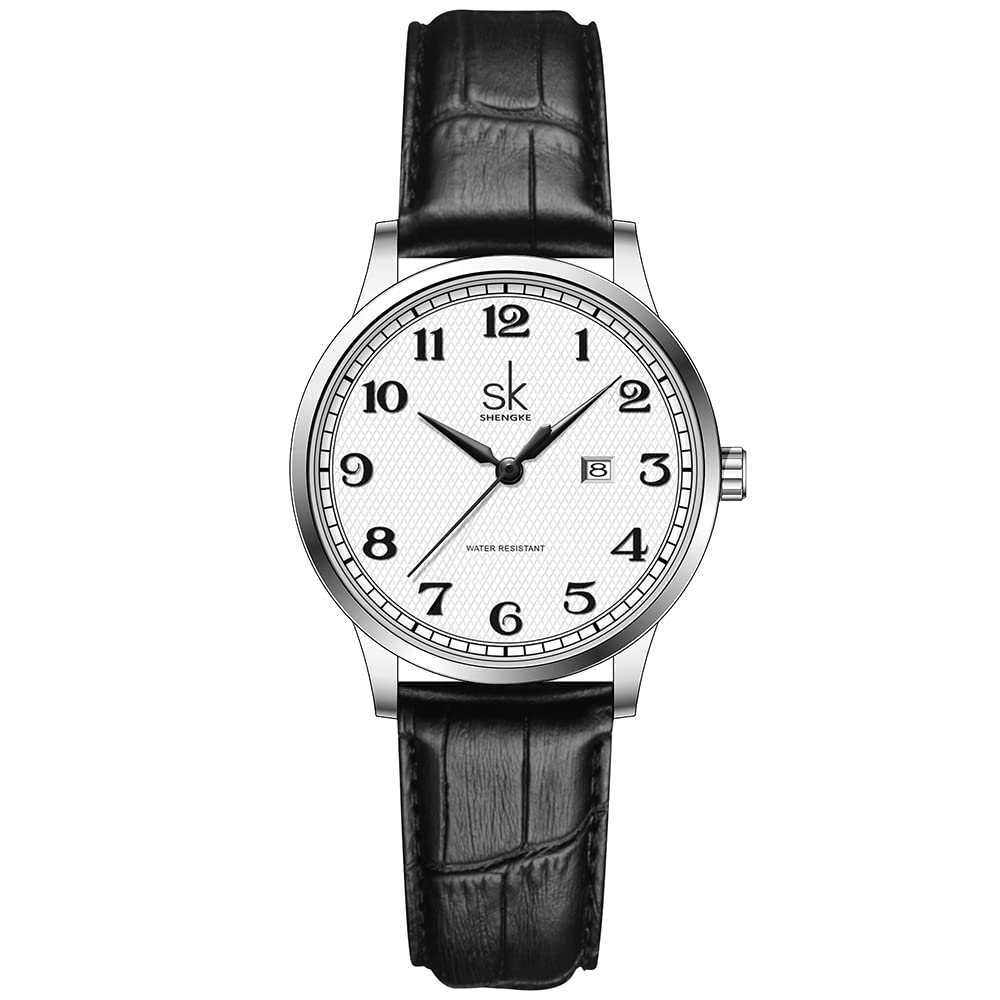 Silberne Uhr mit weißem Zifferblatt, schwarzen Zahlen und schwarzem Lederarmband.