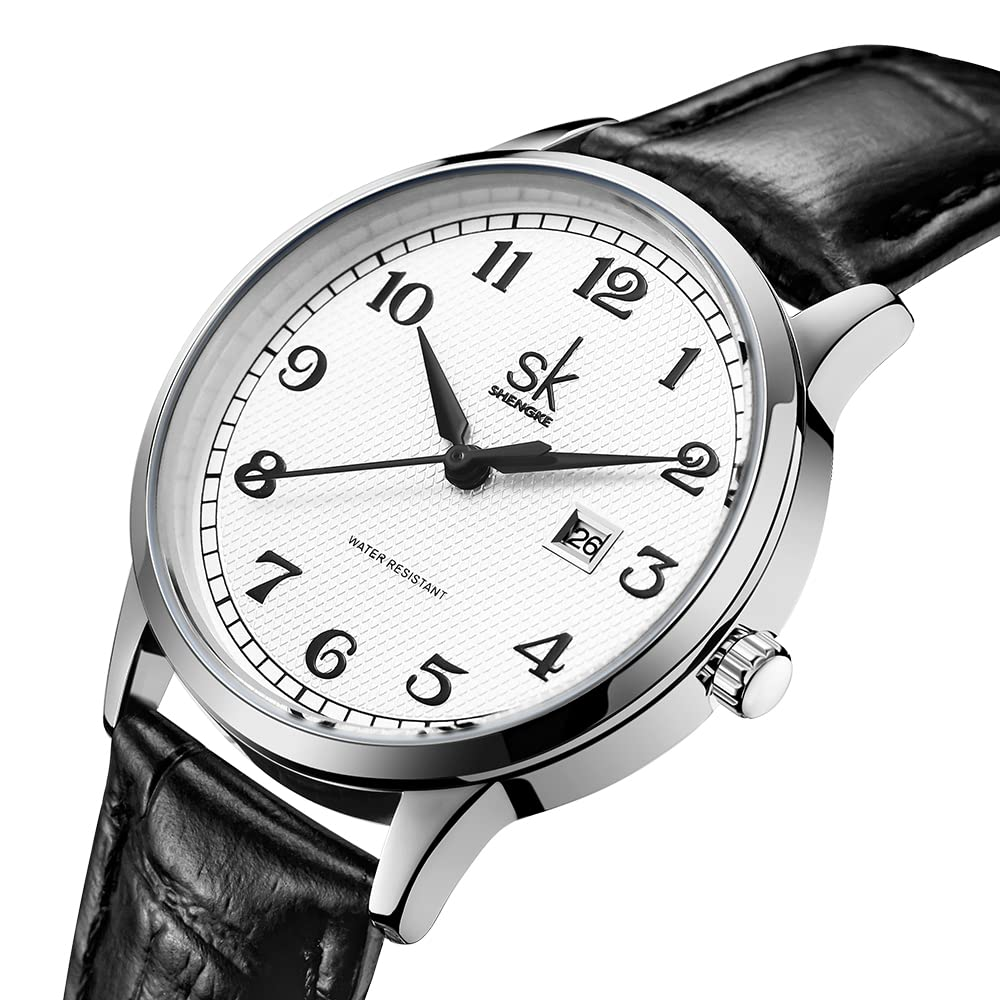 Nahaufnahme einer Herrenarmbanduhr mit weißem Zifferblatt und schwarzem Lederarmband. Das Datum ist der 26.