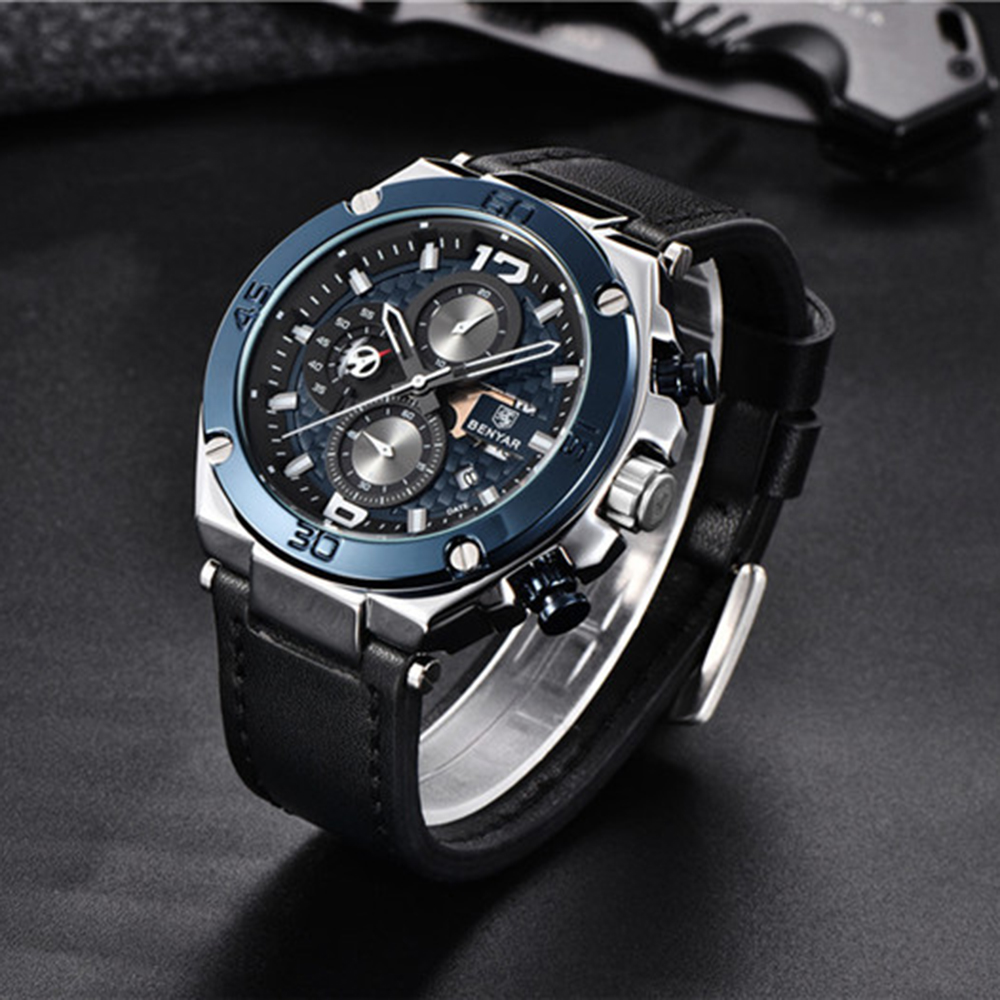Bentley-Uhr mit schwarzem Lederarmband, blauer Lünette und dunklem Hintergrund, Nahaufnahme.