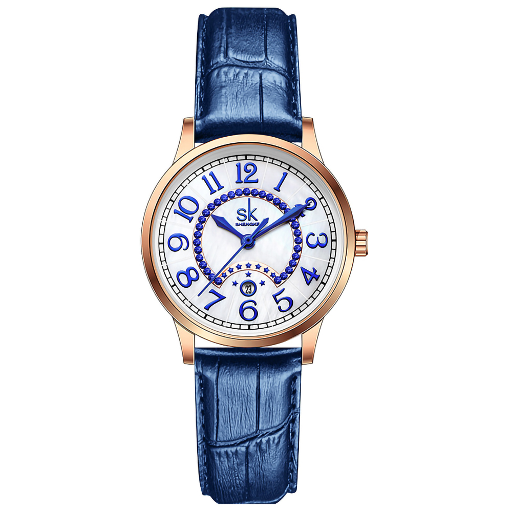 Roségoldene Uhr mit blauem Lederarmband. Weißes Zifferblatt mit blauen Zahlen und Kristallen.