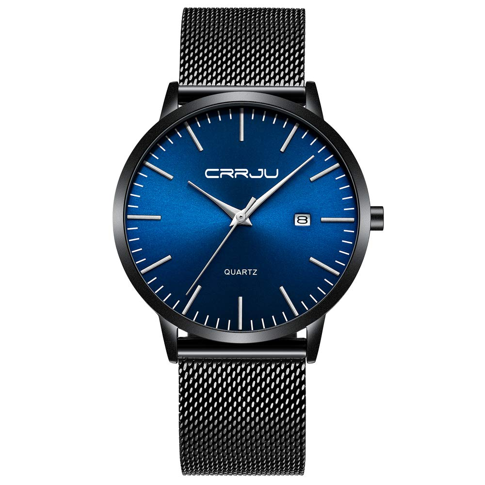 Eine schwarze Uhr mit blauem Zifferblatt und silbernem Mesh-Armband.
