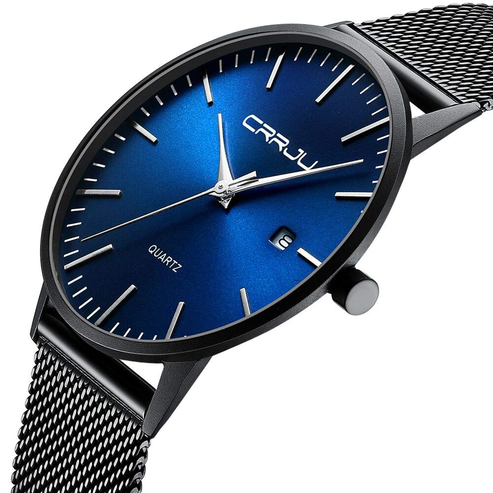 Nahaufnahme einer Uhr mit blauem Zifferblatt und schwarzem Mesh-Armband. Die Zeiger zeigen die Zeit.