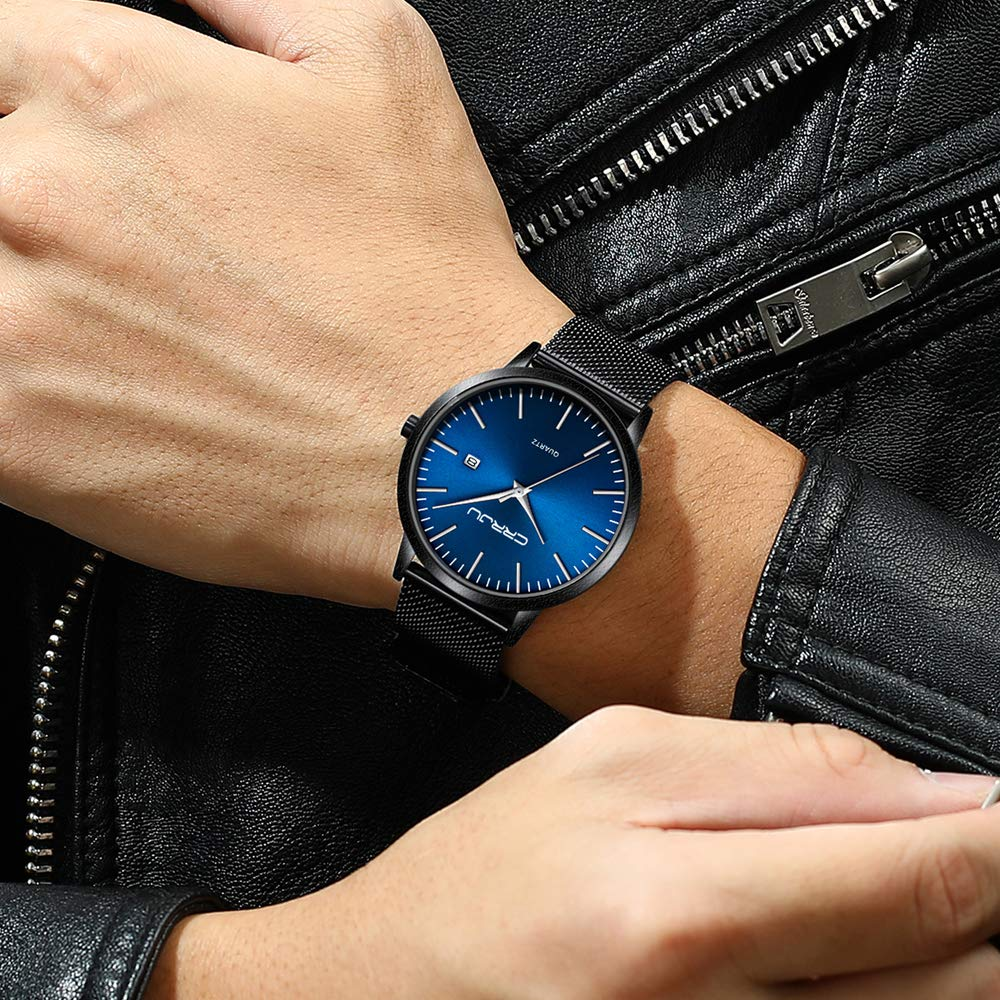 Nahaufnahme des Handgelenks eines Mannes mit einer schwarzen Uhr und blauem Zifferblatt.