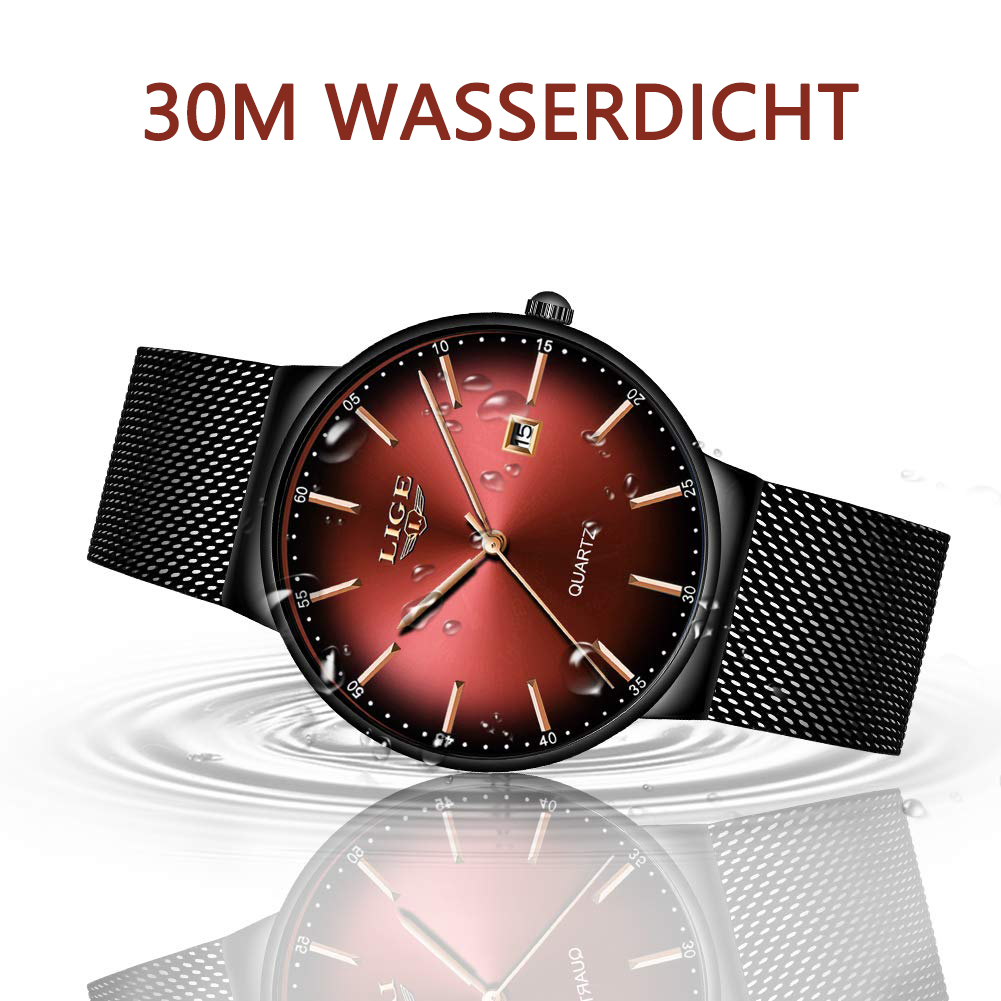 Eine Uhr mit rotem Zifferblatt und schwarzem Armband, mit Wassertropfen auf dem Glas.