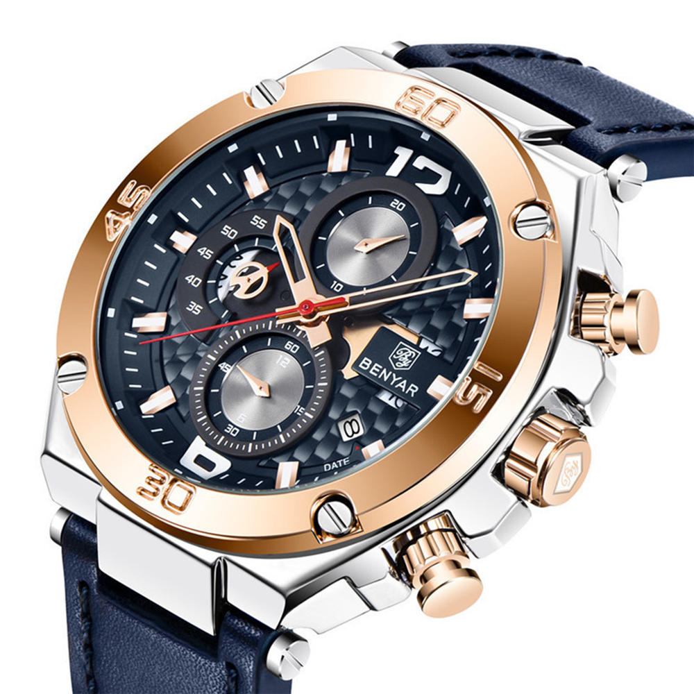 Nahaufnahme einer Benyar-Uhr mit dunkelblauem Lederarmband und goldenen Akzenten.