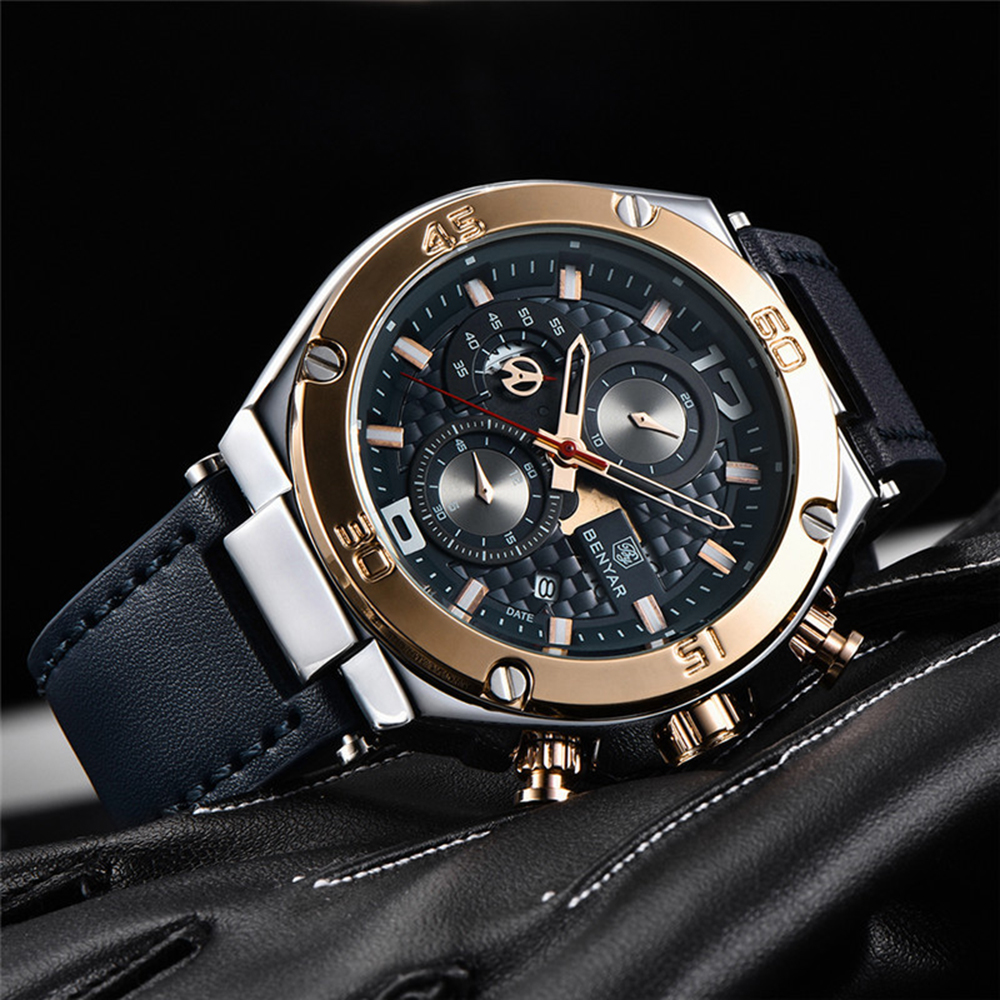 Stilvolle Herrenuhr mit schwarzem Zifferblatt, goldenen Akzenten und blauem Lederarmband.