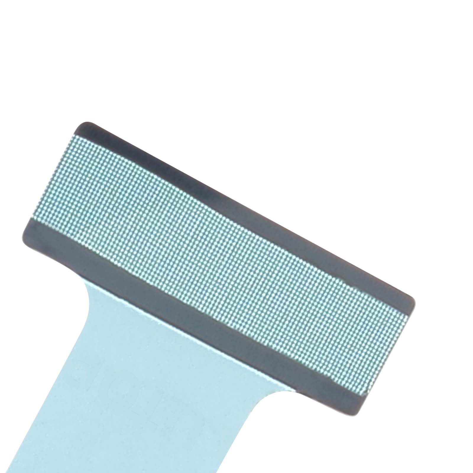 Primo piano di un cavo a nastro azzurro con connettore nero.