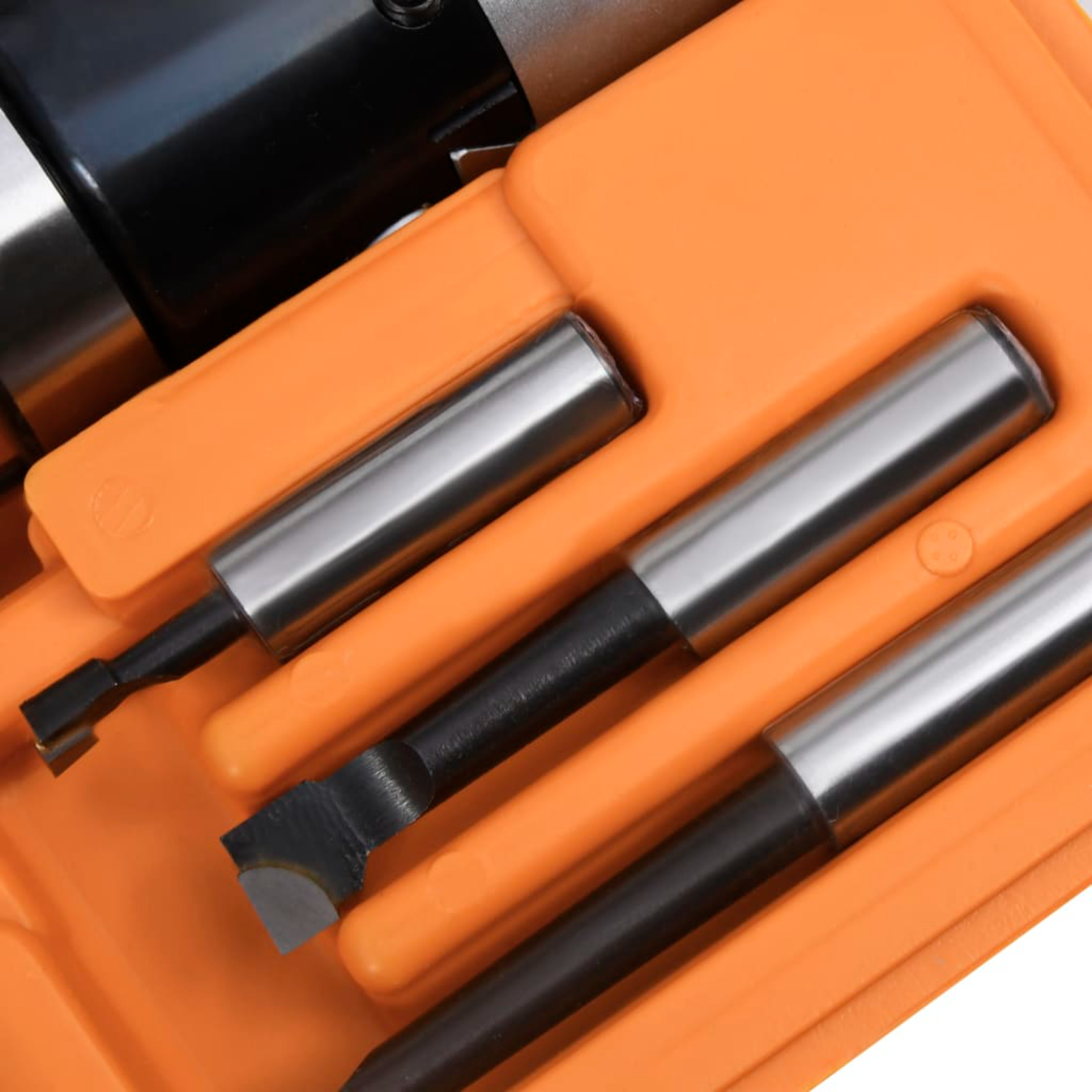 Nahaufnahme eines orangefarbenen Werkzeugkoffers mit mehreren Metallbohrern.