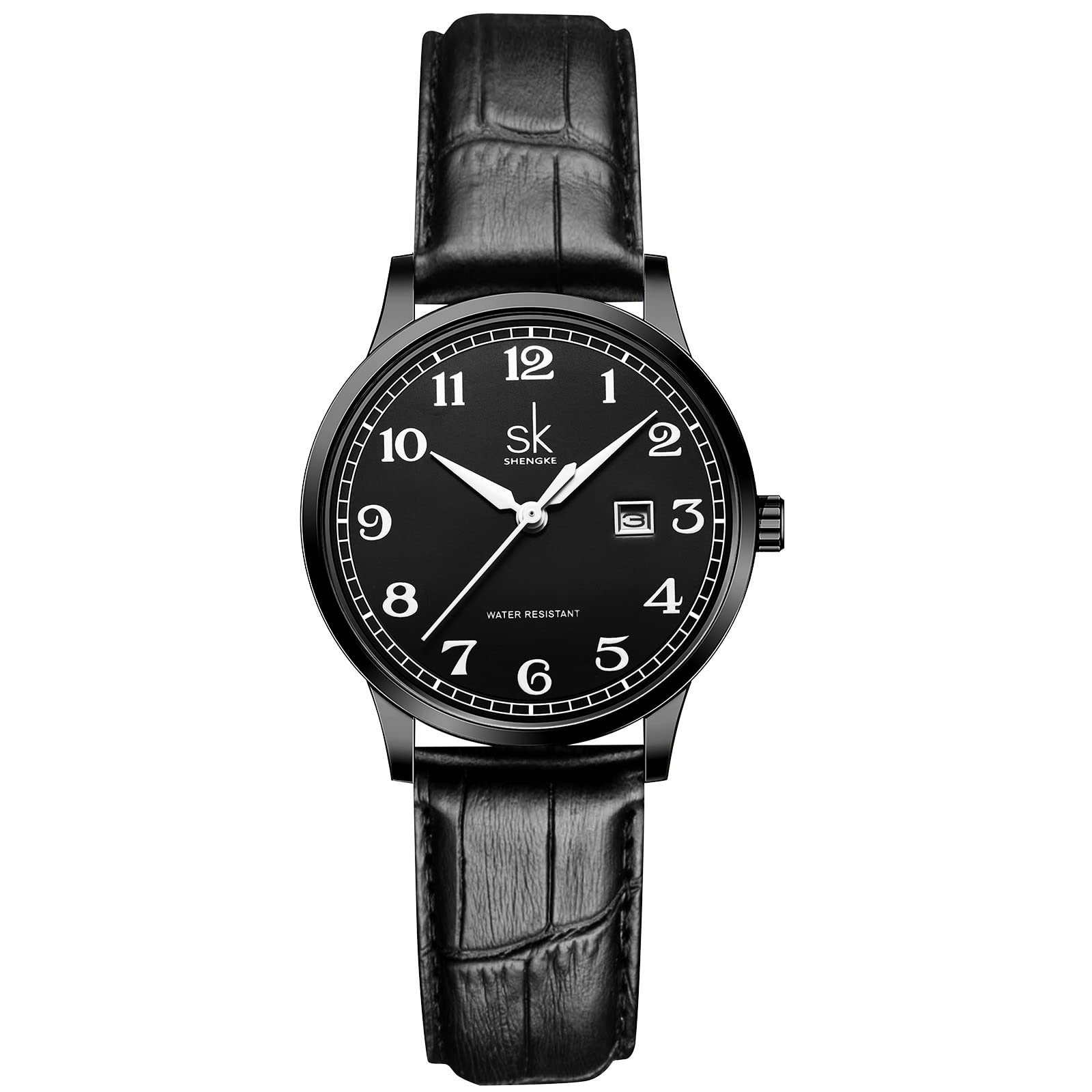 Schwarze Uhr mit weißen Ziffern und schwarzem Lederband, auf weißem Hintergrund.