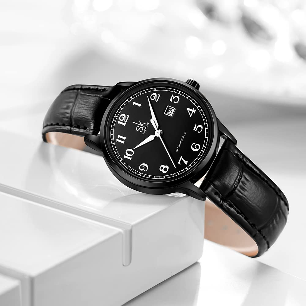Schwarze Uhr mit schwarzem Lederarmband, weißem Zifferblatt. Weißer Hintergrund.