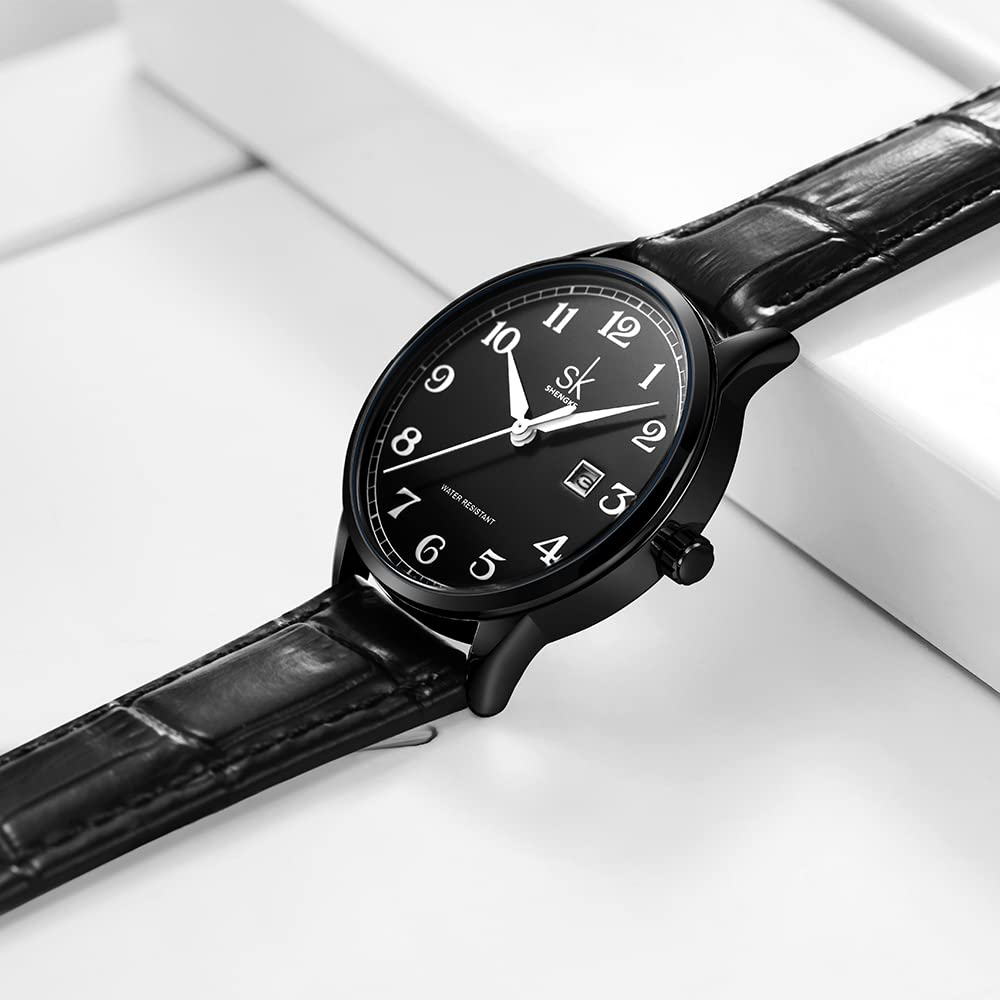 Schwarze Uhr mit weißen Ziffern und einem schwarzen Lederarmband.