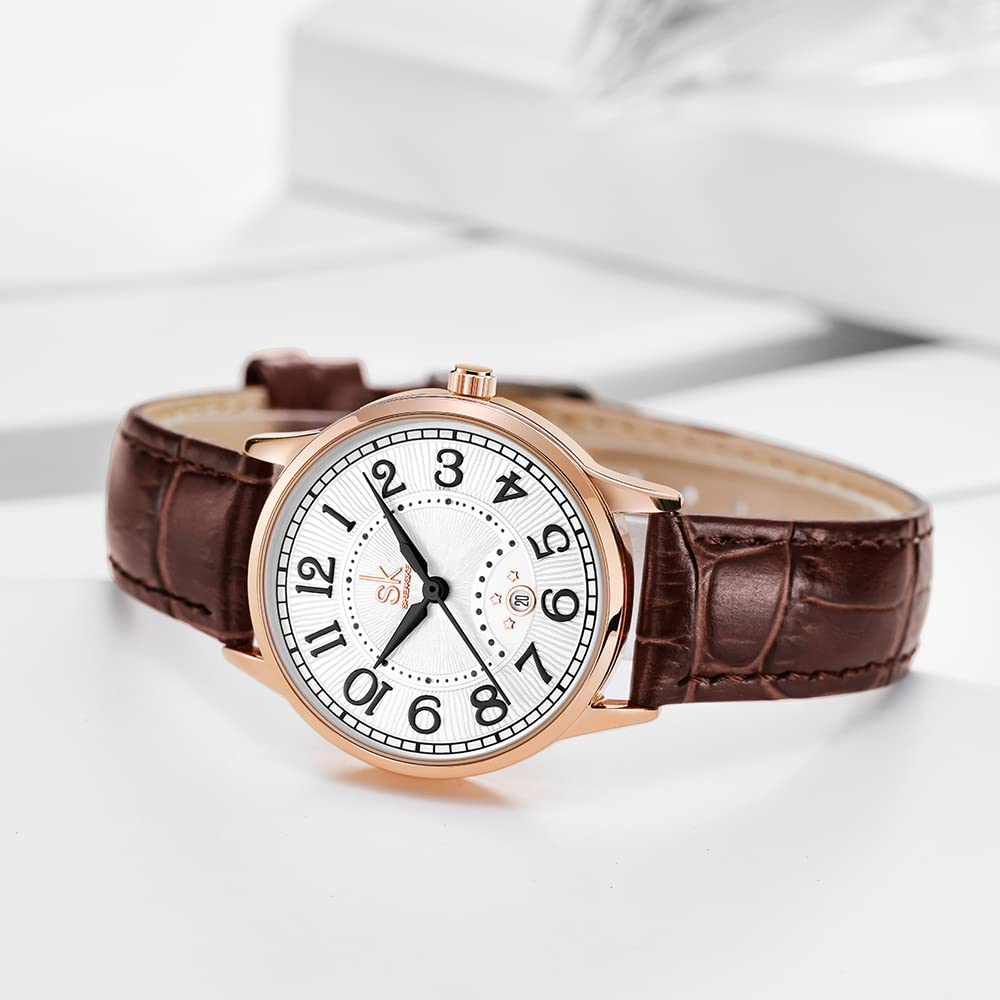 Eine goldene Uhr mit weißem Zifferblatt und braunem Lederarmband. Die Uhr zeigt die Zeit.