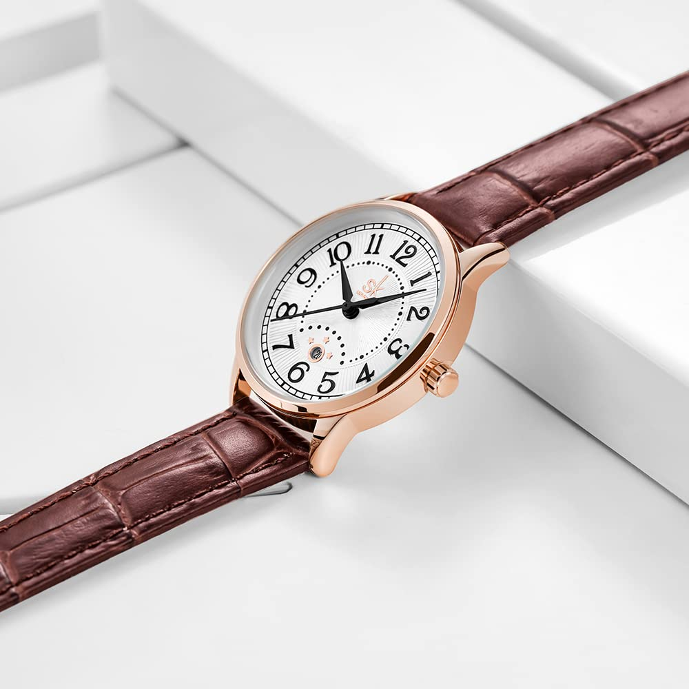 Nahaufnahme einer goldfarbenen Uhr mit weißem Zifferblatt und braunem Lederarmband.